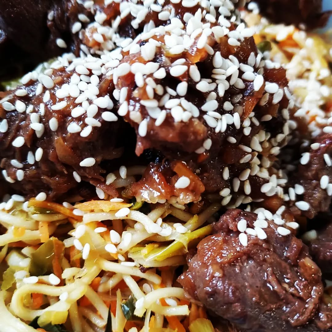 ON RESTE OUVERT...MAIS ON VOUS SOUHAITE DE TRÈS BONNES VACANCES 🥳😎
1. Délicieux : onglet de veau 🇫🇷 aux saveurs asiatiques et nouilles à la julienne de carottes et poireaux 🍜
2. Eh mais...le printemps is back 🌞 ! Venez prendre une petite glace ou un sorbet de chez @stephane_pasco .... idéal pour vos goûter de vacances 🍦
3. Le joli couscous au poulet et à la merguez parsemé de pois-chiches (parce que bon...c'est le printemps mais...en avril ne te découvre pas d'un fil) 🧵
4.5. Petit-déjeuner réseau @les.cafpreneurs.nantes autour de boissons et gourmandises Plume ! Vous aussi pensez à nous pour vos réunions pro 🧑💻
6. Les savoureux légumes de saison qui garnissaient vos quesadillas végétariennes avec moult mozza 🧀
7.8.9. Le cocktail post AG des commerçants @plein_centre avec le petites douceurs sucrées et salées Plume ! 🍷
10. Cadeau : le passage du nuage de sable du Sahara dans le ciel de Nantes au début du mois ! Dingue ! ⌛
On vous attend même pendant vos vacances 😗
.
.
.
.
.
.
.
.
.
.
.
#legumesdesaison #nantesmaville #recettesdesaison #veggiestyle #cocktail #traiteur #glace #sorbet #vacances #printemps