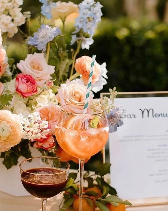 🍹100% TENDANCE ✨
LES COCKTAILS SIGNATURES ET EAUX FRAICHES PARFUMÉES font irruption lors des garden party et les vin d'honneur🍸
On valide à 💯% cette idée rafraîchissante, et colorée.
Superbement mise en scène sur un meuble ancien, un bar spécialement dédié, ou fraîchement préparé par un mixologue, ils reflètent le souhait des mariés de faire plaisir et de s'adapter au mieux au goût de leurs invités.
Quelle sera la saveur de votre grand jour?
#weddingcoktails #gardenpartywedding #cocktailbar #baracocktails #tendancemariage
#mariageelegant #réceptionmariage #elegantwedding #frenchalpsweddingplanner
------------
Pictures by Pinterest
-----------