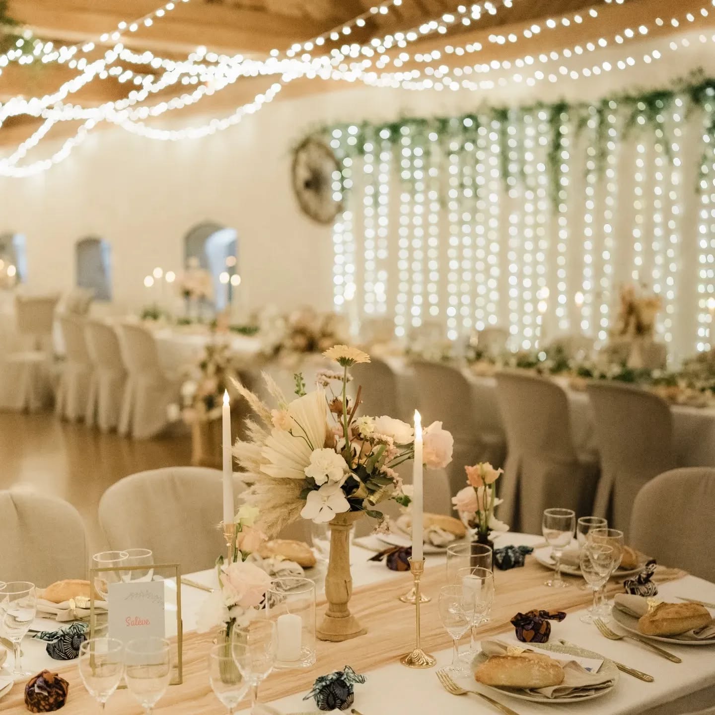 Et si on parlait planification d'évènement?
Je vous propose deux coffrets s'adaptant à tous types de besoins pour l'organisation de votre grand jour.
**Le coffret NACRE**
un service sur mesure qui vous permet de nous confier la recherche de 1 à 5 prestataires, l'accès à notre service de conseil, l'aide à l'élaboration de votre planning du jour J.
**Le coffret DIAMANT**
Une prestation complète pour votre grand jour, la recherche de l'ensemble de vos prestataires, l'accompagnement aux rendez-vous, l'établissement et le suivi budgétaire de votre projet
Élaboration de votre planning détaillé du jour J.
Plus de renseignements?
Contactez-nous
-----------------
📸@vibrant_feelings_photography
💐@latulipenoire.artfloral
@lafermedegy
----------------