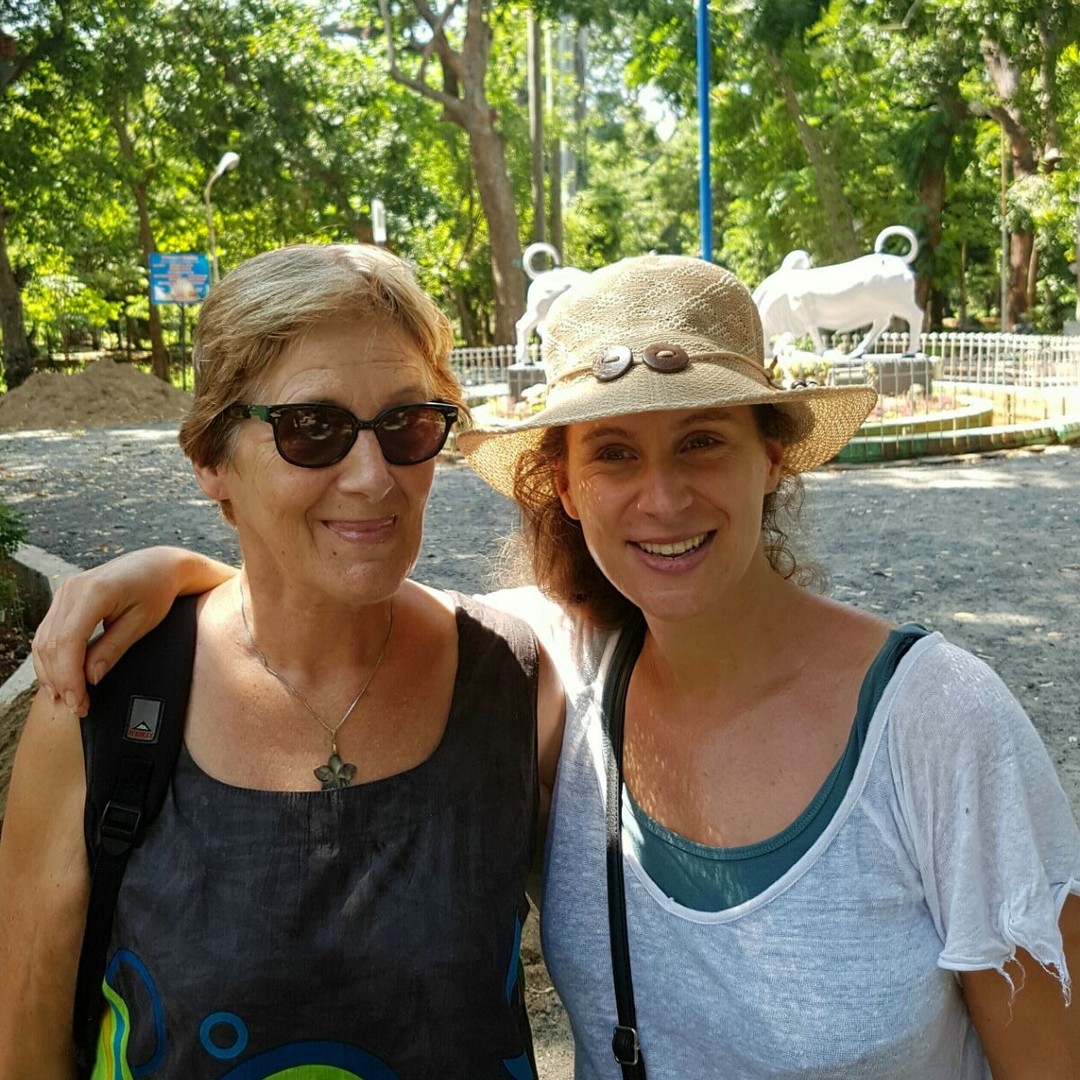 Mijn moeder en ik hebben geen gemakkelijke historie. De moeder-dochter-band begon de eerste (zeker zes) jaren van mijn leven heel goed. Juist doordat die jaren zo liefdevol en fijn waren, was het daarna zo ingewikkeld. Het verlies van de verbinding die ik in de eerste jaren van mijn leven heb gevoeld was voor mij als zesjarig kind niet te verdragen. Mijn strategie om dat gemis niet te hoeven voelen: mijn volledige focus op mijn vader. Op zich geen verkeerde keuze, want mijn vader had veel liefde te geven. Niet altijd op een gezonde manier, maar het was er wel.
Op elfjarige leeftijd gingen mijn ouders scheiden en vertrok mijn moeder. Deze verlating was een trigger op het eerdere verlies van haar. De ondraaglijkheid dit keer was nog veel groter. Naast dat ik volledig in dissociatie terechtkwam, keerde ik me toen zelfs van haar af.
Niet leuk voor haar. En niet leuk voor mij. Is dat iemands schuld? Ik denk het niet. Zij verliet mij niet voor haar lol. En ik keerde me ook niet voor de lol van haar af. Ik deed het niet eens bewust.
In jezelf is vrijwel alles te helen, denk ik. Mits je bereid bent om de pijn echt te nemen. En stopt met de ander de schuld te geven. En ook de schaamte en spijt voorbijgaat.
Schuld, schaamte en spijt hebben een hele lage frequentie en zijn in mijn beleving altijd een bedekking van een diepere pijn. Toegegeven, ik heb heel lang in een schuld/oordeel en schaamte verhaal naar mijn moeder vastgezeten.
Of de verbinding met de ander op te lossen is hangt uiteraard ook van de ander af. Ik heb een moeder die ook bereid is om haar pijn te nemen. Daar ben ik heel dankbaar voor ♥️ Dan wordt het helingsproces nog leuker.
Een foto genomen een maand na mijn vaders dood. Toen moest deze helse weg nog beginnen. Ik durf wel te stellen dat zijn zelfmoord heeft gemaakt dat de band met mijn moeder grotendeels hersteld is.
#heling #transformatie #lichaamswerk #lichaamsgerichtetherapie #therapie #verlatingsangst #bindingsangst #hechtingsproblematiek #onveiligejeugd #kop