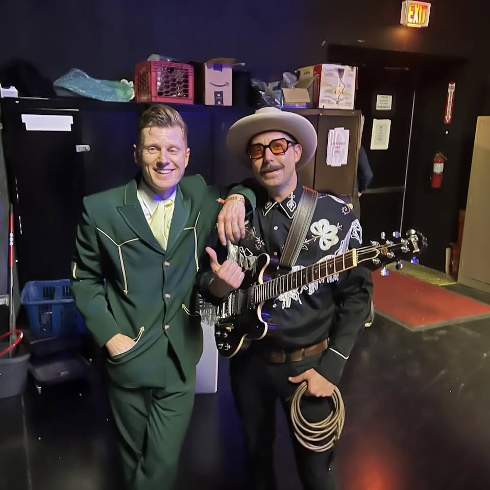 had an ultra good time playing the #guitargeek showcase @viva.las.vegas.vlv Super kewl community of musicians to hang with! Obv way stoked to kick w/ one of my faves @thecountrysideofharmonicasam and his band!
hella thanks to @mpossiblexyz @dekedickerson @jeromedonnie & Mr White!
#vivalasvegasrockabillyweekend #guitargeek #twanggang #es336 #theolreans #harmonicasam #vegaslivemusic #guitargeekshowcase #fuzzyphoto