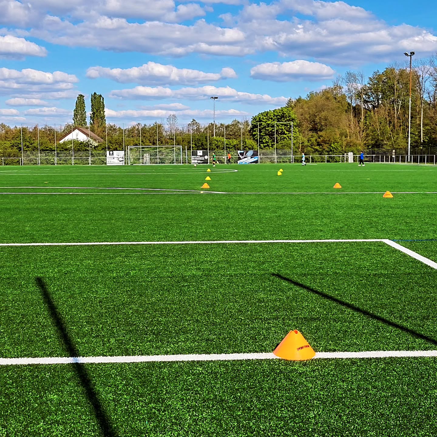 Aus der Region und für die Region. Wir unterstützen mit unserem #sponsoring den @tennisclub_altenstadt und die @sportfreunde1951oberau und sind dort auch aktiv. Wir genießen den Ausgleich nach einem ereignisreichen #bürotag.
#vereinsleben #worklifebalance #worklife #altenstadt #oberau #sportfreundeoberau