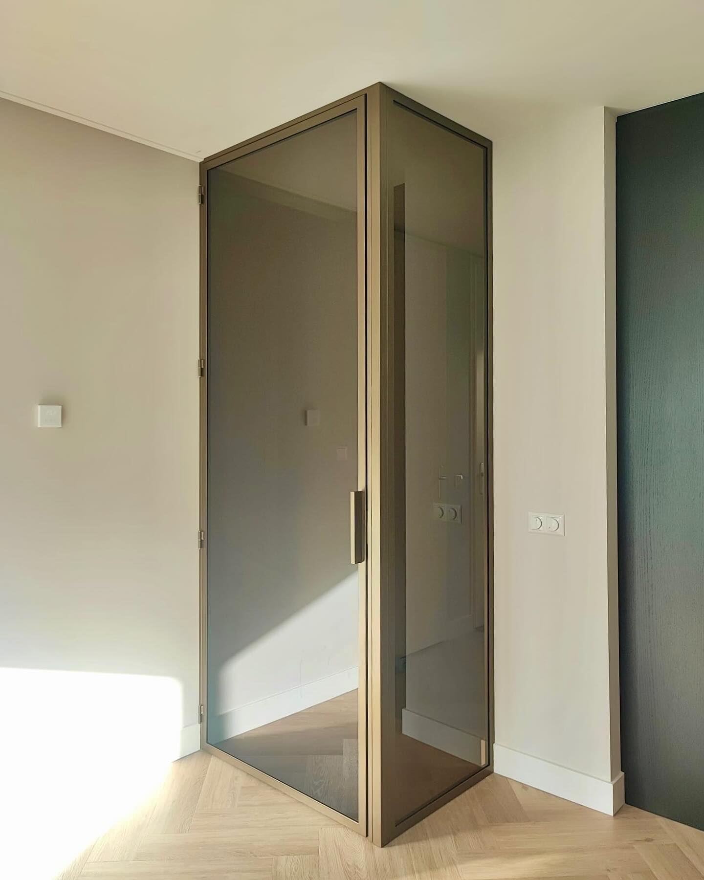 Scharnierdeur met zijlicht in hoekopstelling.
Prachtige entree van hal naar de woonkamer!
2/laagse coating in de kleur BronsTigerDeore met brons getint glas💫
#stalenbinnendeuren #stalendeuren #dutchdesign #scharnierdeur #woonkamerinspiratie #hal #halinspiratie #maatwerk #wonen #interieur #interieurinspiratie #interieurdesign #brons #styling #steeldoors #art #vtwonen #luxury #luxewonen #stalendeur #wesselssteelworks