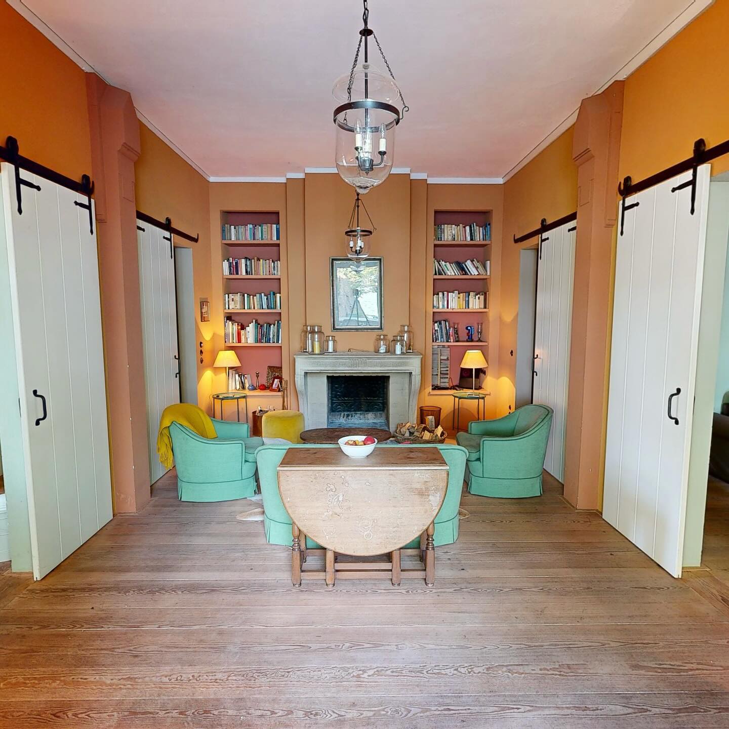 Der offene Kamin im Wohnzimmer sorgt für ein tolles Ambiente.
#eibenhofbadsaarow #feiernamscharmützelsee #eventlocation #hochzeitslocation