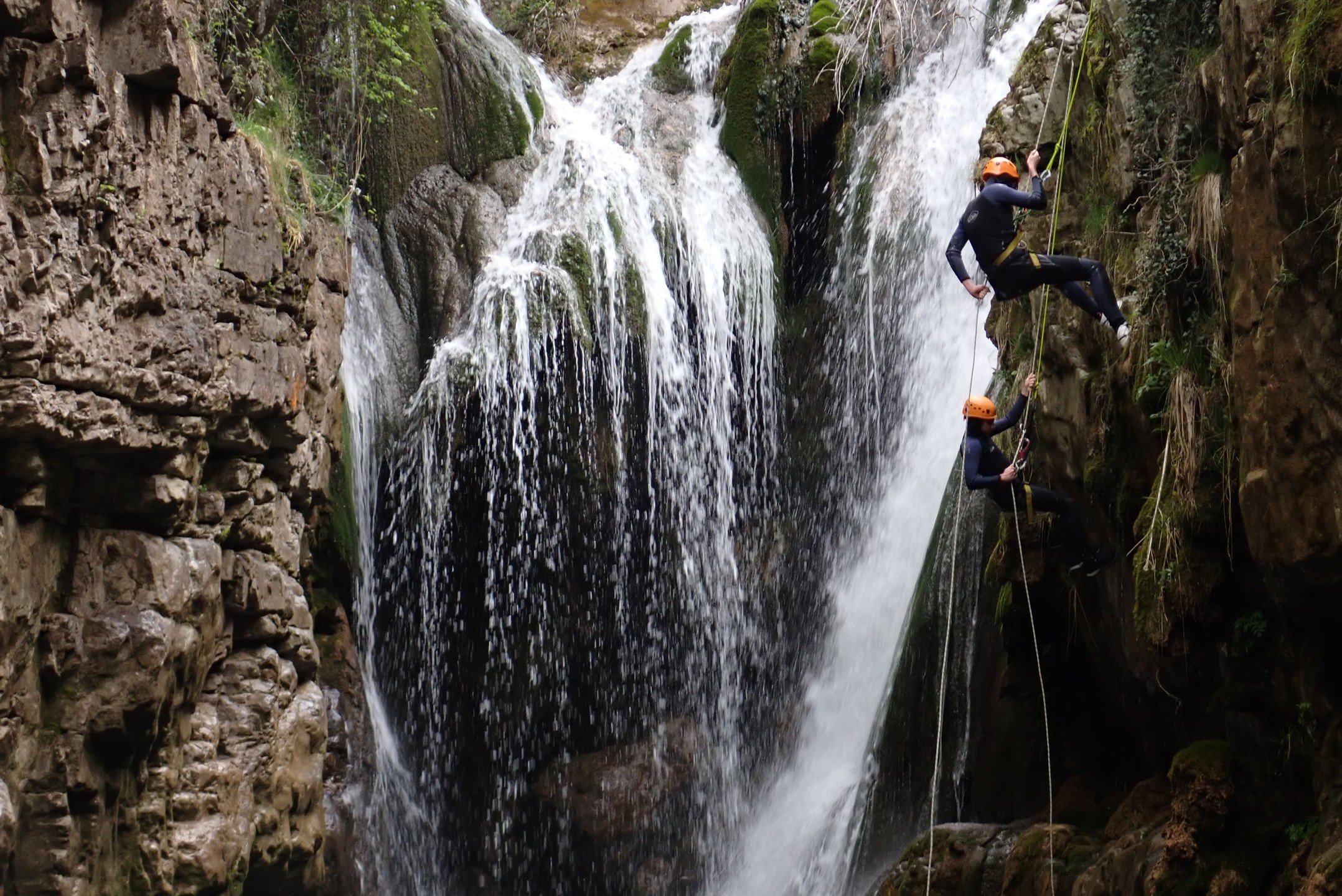 ¡Momento rapel! 😍 en Ainsa.
.
.
.
.
#barranquismo #ainsa #aínsa #ordesa #pirineos #huescalamagia #aragon #boltaña #añisclo #canyoning