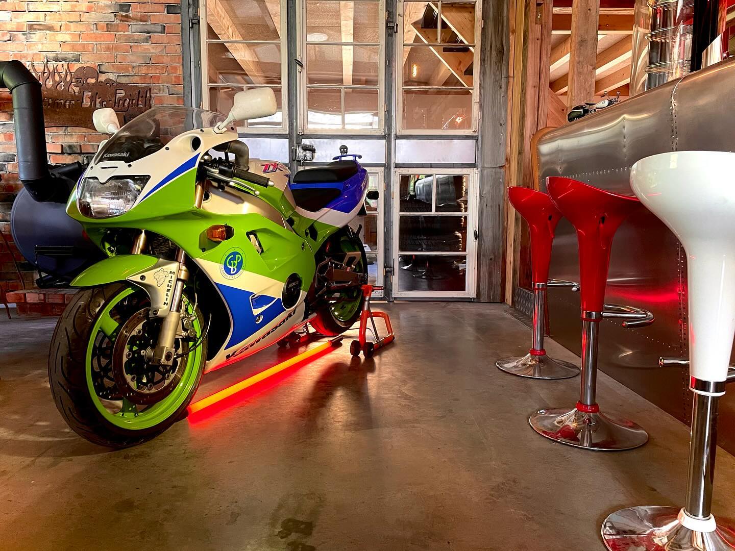 #zxr400 #kawasaki #superbike #motorbike #motorcycle #motorrad #oldscool #germanbikeprojekt by #robby