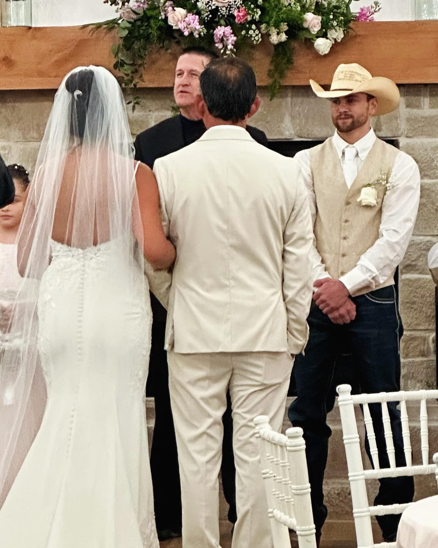 Rain on your wedding day isn’t a weather inconvenience; it’s nature’s way of bestowing blessings upon your marriage. The rain added an extra touch of magic to their special day! 💍 🌧️ ❤️