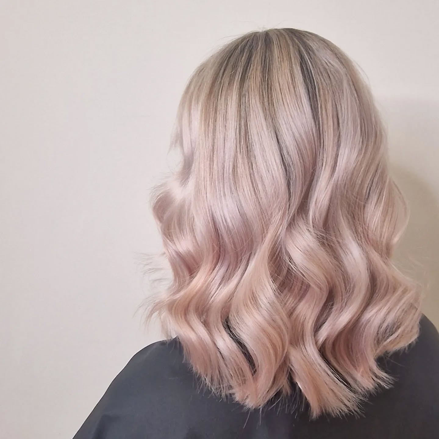 Vaikka ulkona näyttää joululta niin hiuksissa tuleva kevät ja kesä näkyy jo vahvasti 🌸
Tässä työssä meillä on ollut tavoitteena saada kesäksi blondit hiukset. 4 vaalennus kertaa takana ja ollaan päästy jo näin ihanaan vaaleaan. Lähtökohtana oli punaiset hiukset joka näkyy seuraavassa kuvassa.
Miltä näyttää? 😍
By @helibow
#helibow#bowhelsinki#parturikampaamobow#vaaleathiukset#blondhair#vaalennusprojekti#blonds#kampaamohelsinki#oribeobsessed