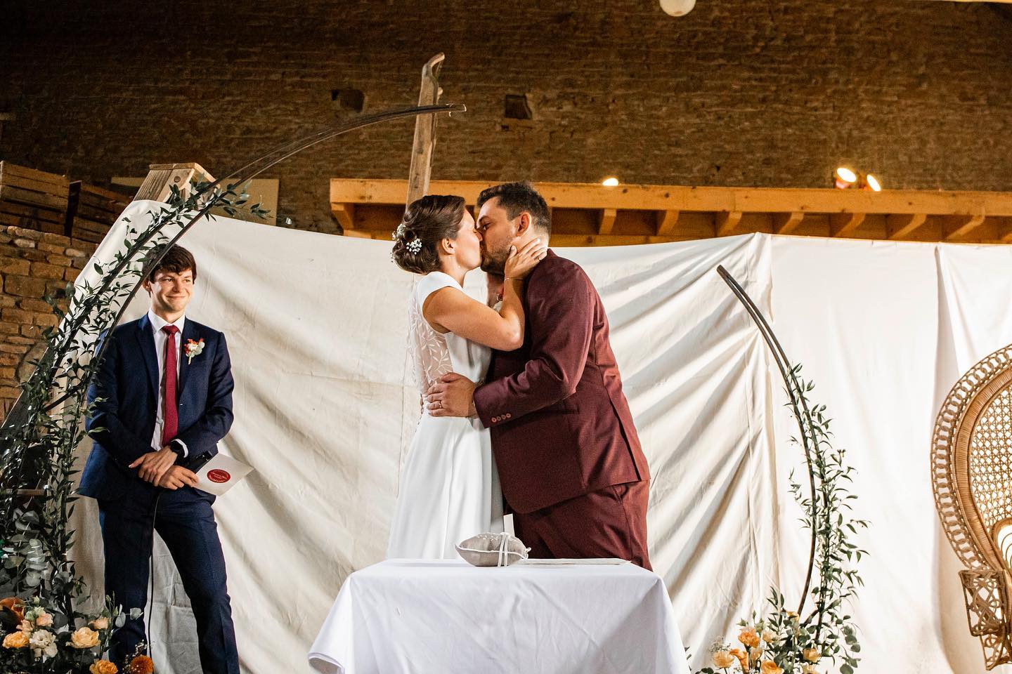 Cérémonie laïque 💍📸
#mariage #wedding #love #deco #bride #weddingday #amour #weddingdress #bridetobe #couple #weddingplanner #robedemariee #lyon #photographelyon #weddinginspiration #france #fashion #mariagelyon #photography #weddingphotography #reportagespotlight #beaujolais #weddingphotographer #canon5dmarkiv #canon #photographemariage #reportage