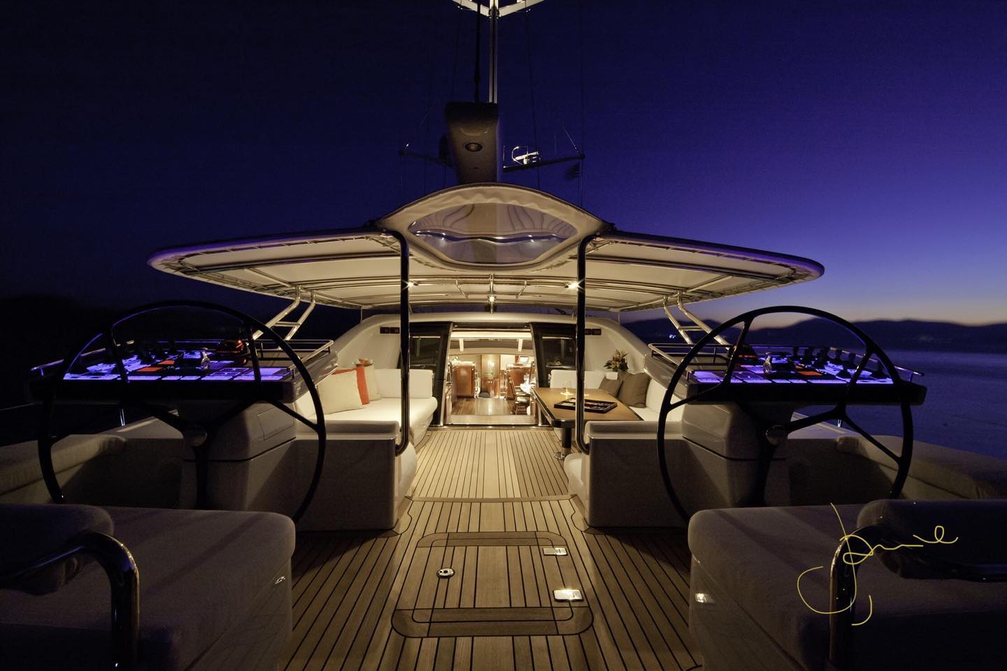 I’m just organizing myself for the start of the Palma boat show tomorrow… is it just me or does everyone hate marketing!!?? I’ve even ironed my shirt so thats pretty serious! 😝 If any of you are there give me a shout and throw me a fender if I look like i’m sinking 😋 #yacht #superyacht #PIBS #Sunsetphotography #yachtinglifestyle