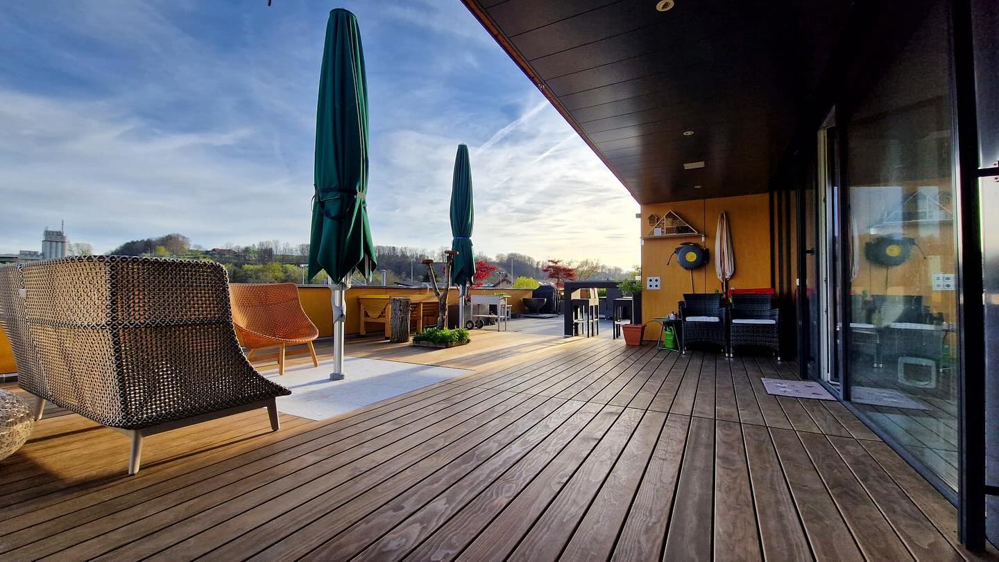 Terassenboden mit grossem Sonnenschirm #kebony #terasse #holzboden #frühling #sonne #marschallinnenausbauag