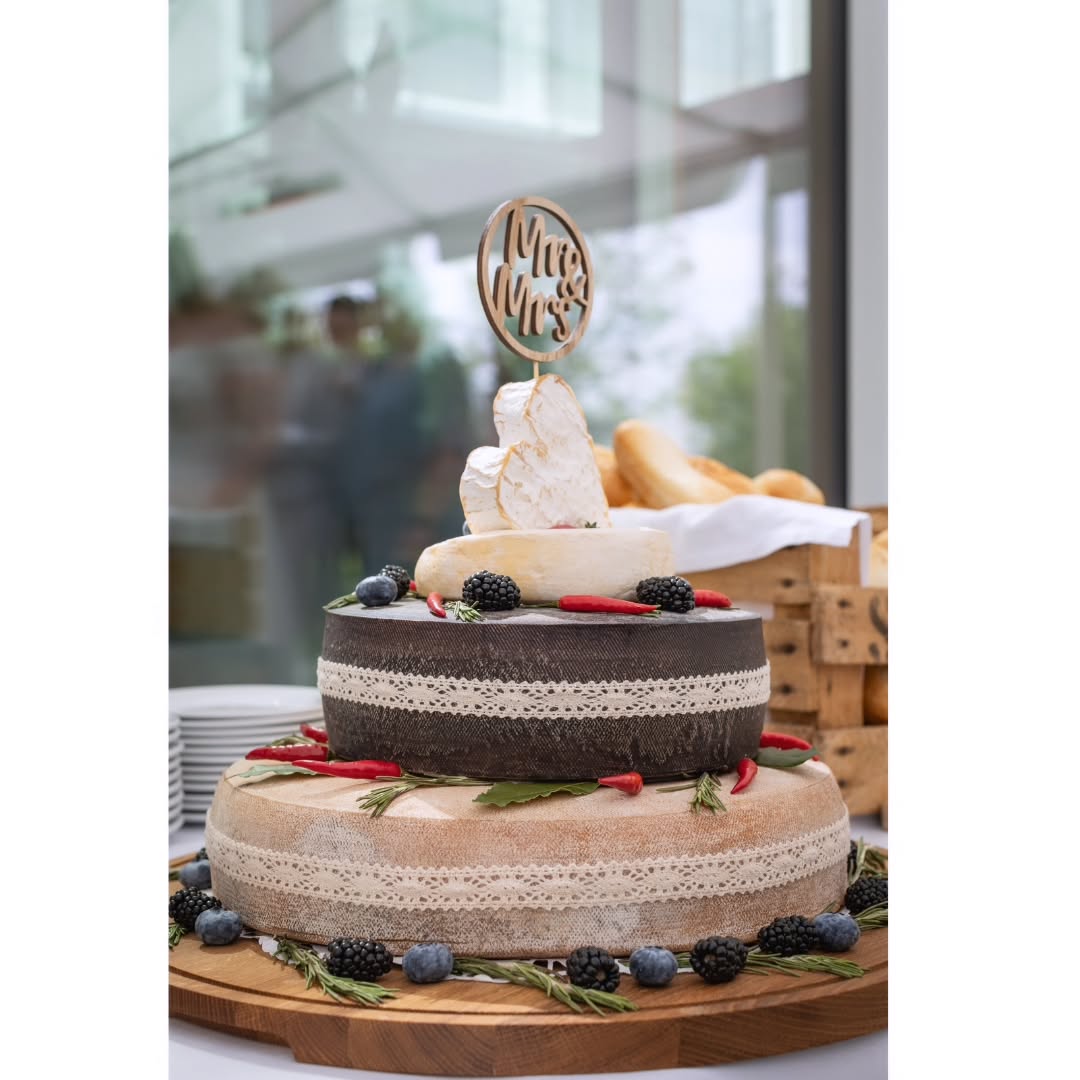 Wenn Käseliebhaber heiraten, dann gibt es auch mal eine ganz besondere Torte ... Käsetorte wörtlich genommen 🧡 das war mal eine wunderbare Abwechslung!
Was meint ihr? Eher traditionell mit Sahne oder auch mal ausgefallen?
#hochzeitfotografnähemünchen
#hochzeitstorte
#ausgefallenehochzeitsideen
#ausgefallenehochzeitstorte
#käse
#käsekuchen
#hochzeitfotografmünchen
#hochzeitsfotografmünchenumland
#hochzeitstrends
#hochzeitsbilder