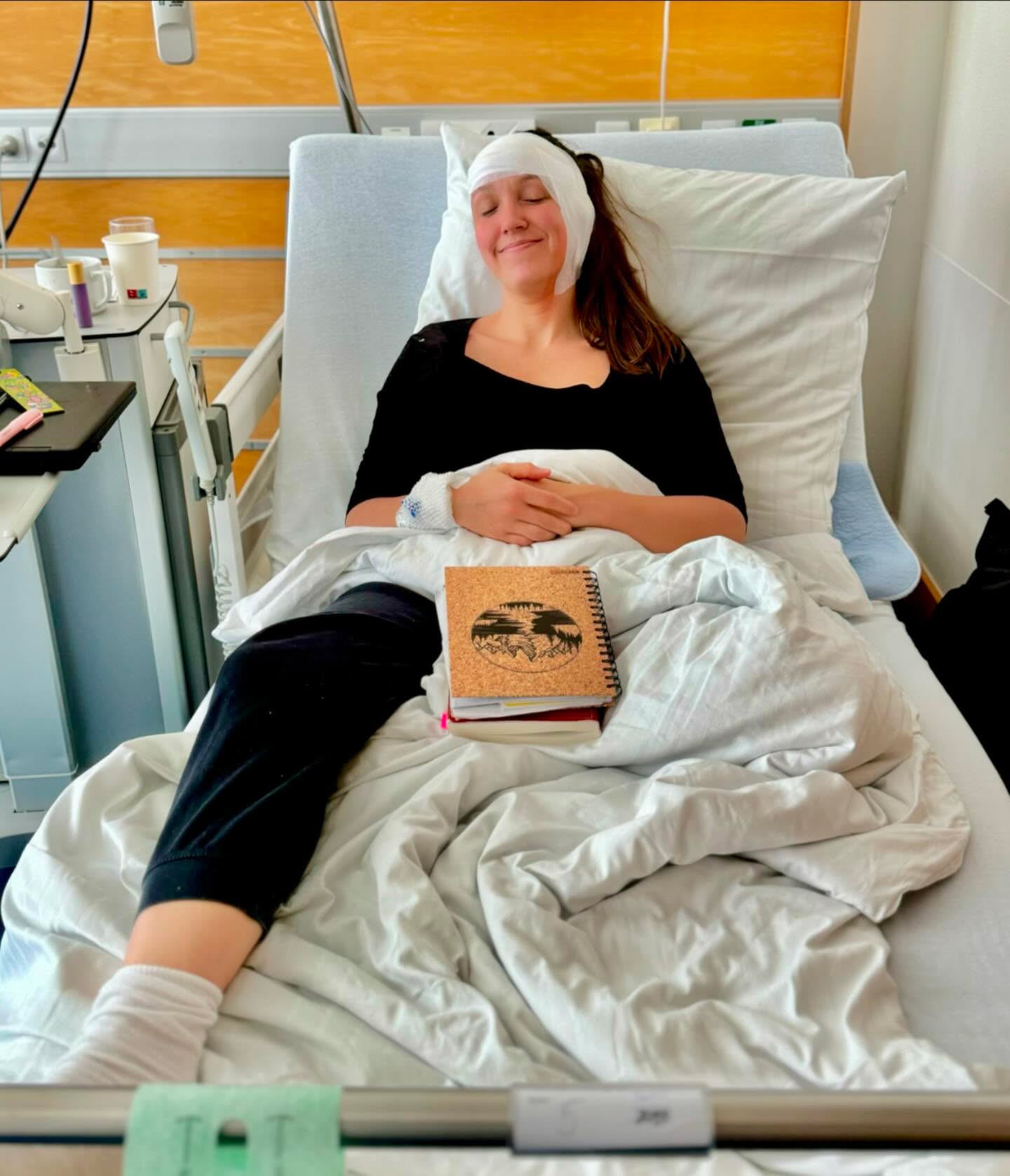 Fiz a minha primeira cirurgia grande na Alemanha (até virei show case com direito a cirurgião chefe do hospital pshhhhh)
Desde o início do ano, o meu único ouvido funcional começou a piorar exponencialmente, a ponto de não conseguir ouvir/entender os meus filhos (pior sensação que já senti 💔).
Saí algumas vezes de encontros completamente frustrada por ter que pedir à gestante para repetir a frase por não ter entendido nada.
Finalmente, começamos a corrida para recuperar a minha audição... serão longas semanas com mais outra cirurgia, e com fé volto a ouvir bem 🙌🙌
Com isso, peço mil desculpas a todas as mensagens não respondidas e e-mails atrasados… 😅
A vida fora do Instagram está intensa, cheia de emoções e muitos choros hehe. Mas sempre que puder, voltarei, nem que seja para ajudar uma única mulher a parir positivamente na Alemanha.
Deine Doula Helena ❤️