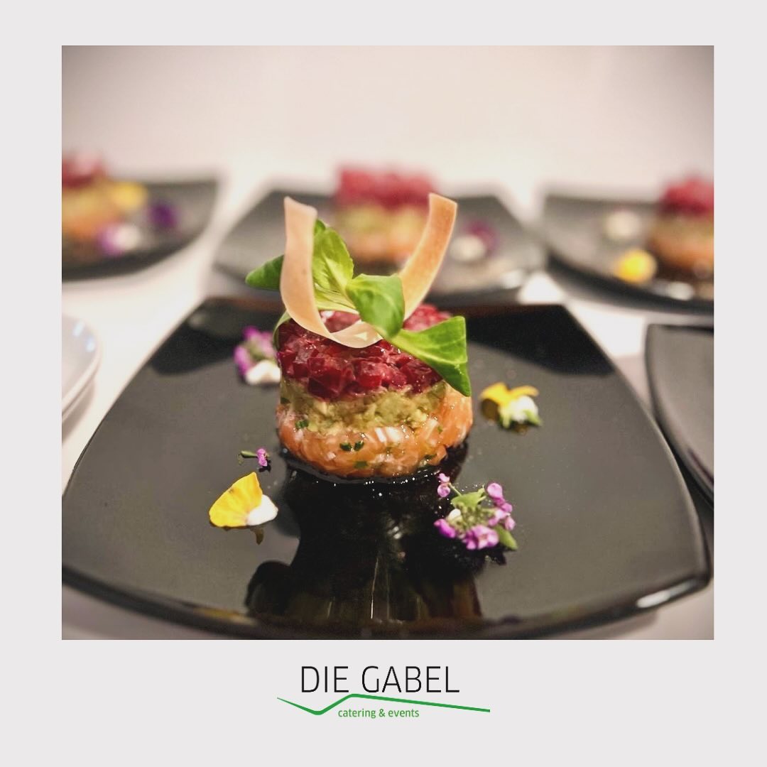 Wie wäre es mit einem exklusiven Dinner im Kreise der Familie und Freunde?
Ein kleiner Auszug aus unserem 4-Gang Menü:
*Vorspeise*
Lachstatar | Avocado | Rote Bete
Crème fraîche | Salat-Bouquet
*Hauptgang*
Lammrücken im Kartoffelmantel | Bohnen
Tomaten | Bärlauch-Gnocchi
#diegabel_cateringevents #cateringfrankfurt #cateringrheinmain #premiumquality #finedining #exklusiv #dinner