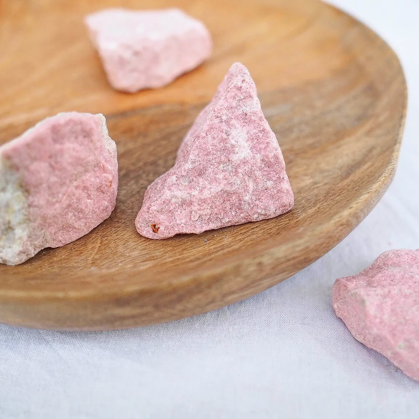 A Thulite faz parte dos 100 produtos que temos com desconto de 20% a 45%!
É a variedade Rosa da Zoisite
Simples, alegre e doce, um cristal para ter no quarto ou num local especial 🥰
Muito boa para crianças entre os 4 e os 8 anos ❤️
Elimina a timidez.
Promove a felicidade e a alegria de viver.
Promove a compaixão e a empatia.
Ajuda a repor os níveis de cálcio no organismo.
Chakra Cardicado 💚
Sistema Cristalino Ortorrômbico (Equilibra Físico-Espiritual)
Na tua loja favorita 💖 www.jami.pt
#quartz
#crystals
#crystalhealing
#healingcrystals
#cristais
#curacomcristais
#reiki
#lojadecristais
#crystalshop
#crystallovers
#crystaloftheday
#goodvibes
#geology
#heal
#naturaltherapies
#autoconhecimento
#natural
#mineral
#meditar
#meditation
#pazinterior
#bemestar
#cura
#terapiasalternativas
#terapeuta
#holistic
#lifestyle
#holistichealing