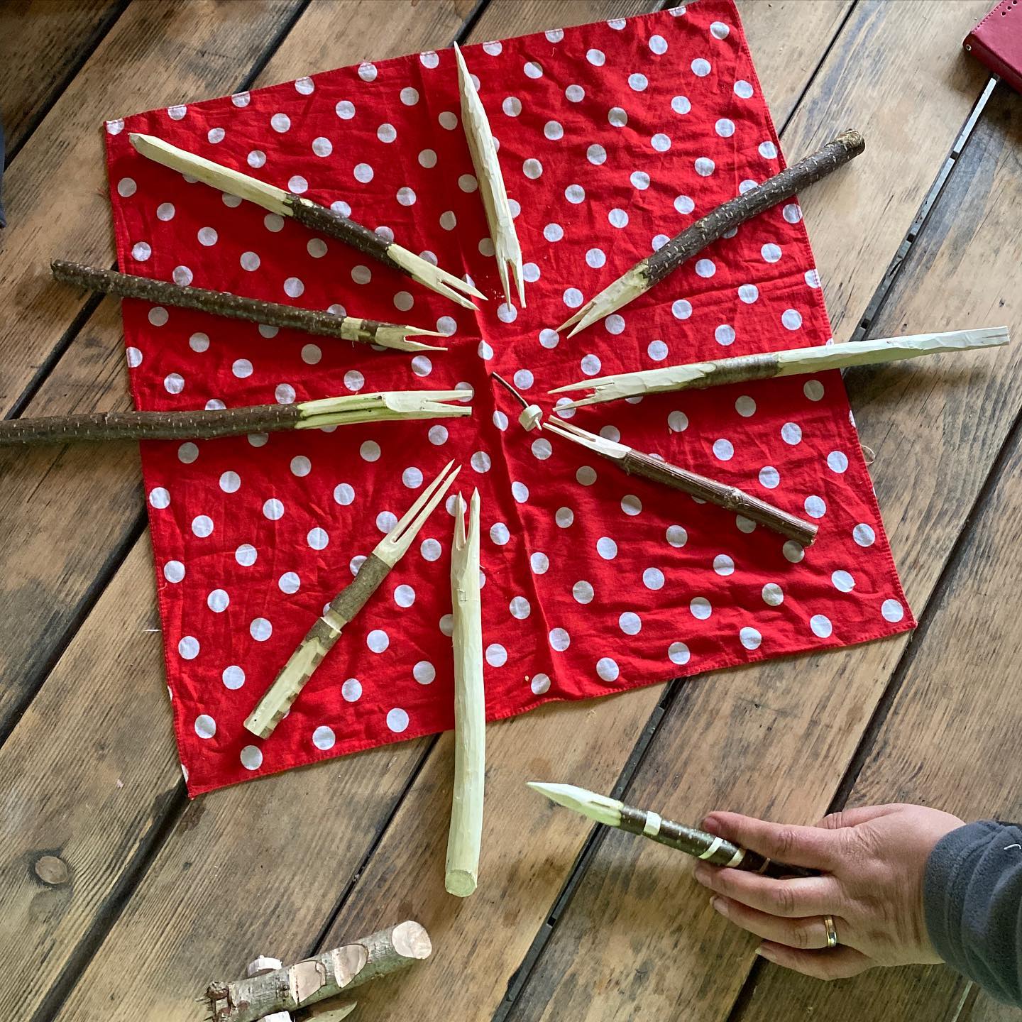 Sackmesser Workshop, lehrrichä Nami gsi! Nebscht mä Diplom häts au no Frücht mit feiner Schoggi und Vanille-Sauce ge. Zum mit dä sälber gschnitztä Gablä chönnä z essä.