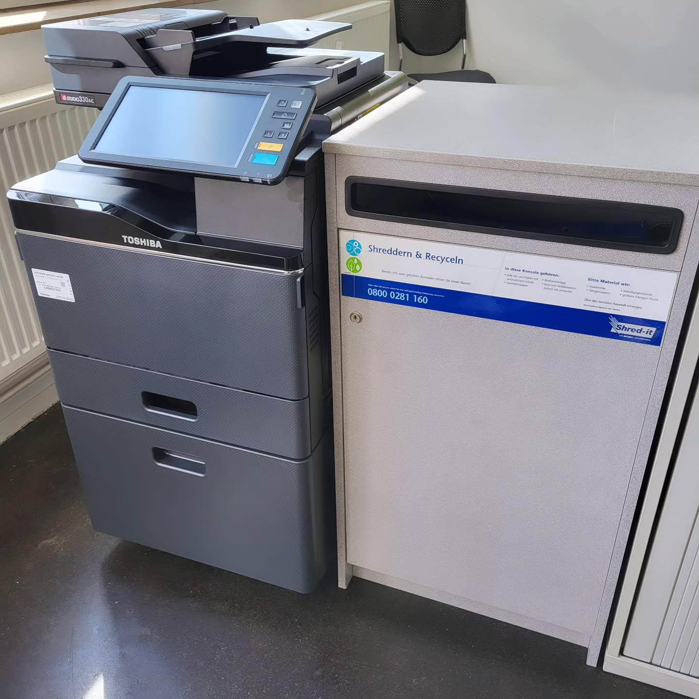 Wir stehen für digitale Prozesse und halten selbstverständlich alle DSGVO Anforderungen ein. Eingehende Post wird gescannt und per Schnittstelle direkt in unser ERP von @immoware24 übermittelt. Dort erfolgt zeitgleich eine KI-basierte Erkennung und Zuordnung. Das Papier wird in den abgeschlossenen Containern gesammelt und monatlich von Shred-it abgeholt und vernichtet.
#digtaleverwaltung #hausverwaltung
#bauträger
#projektentwickler #neubau #digitaleprozesse