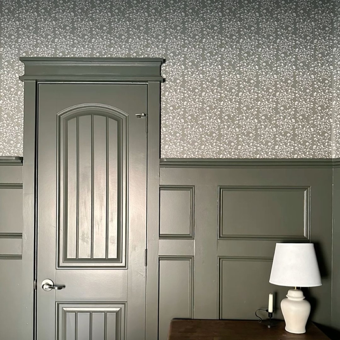 Majoram Wallpaper in Chalk Green colourway by @hackneyandcodesign. Available to purchase at @miltonandking
#majoram #miltonandking #wallpaperdecor #wallpaperinspo #botanicalinteriors #homedecortrends #hackneyandcodesign #printsforthehome #wallpaperinspo #miltonandking #Cottagecoreaesthetic #greendecorideas #botanicalhomedecor #InteriorStyle #wallpaperwednesday #neutraldecor #HomeInspo #dreaminteriors