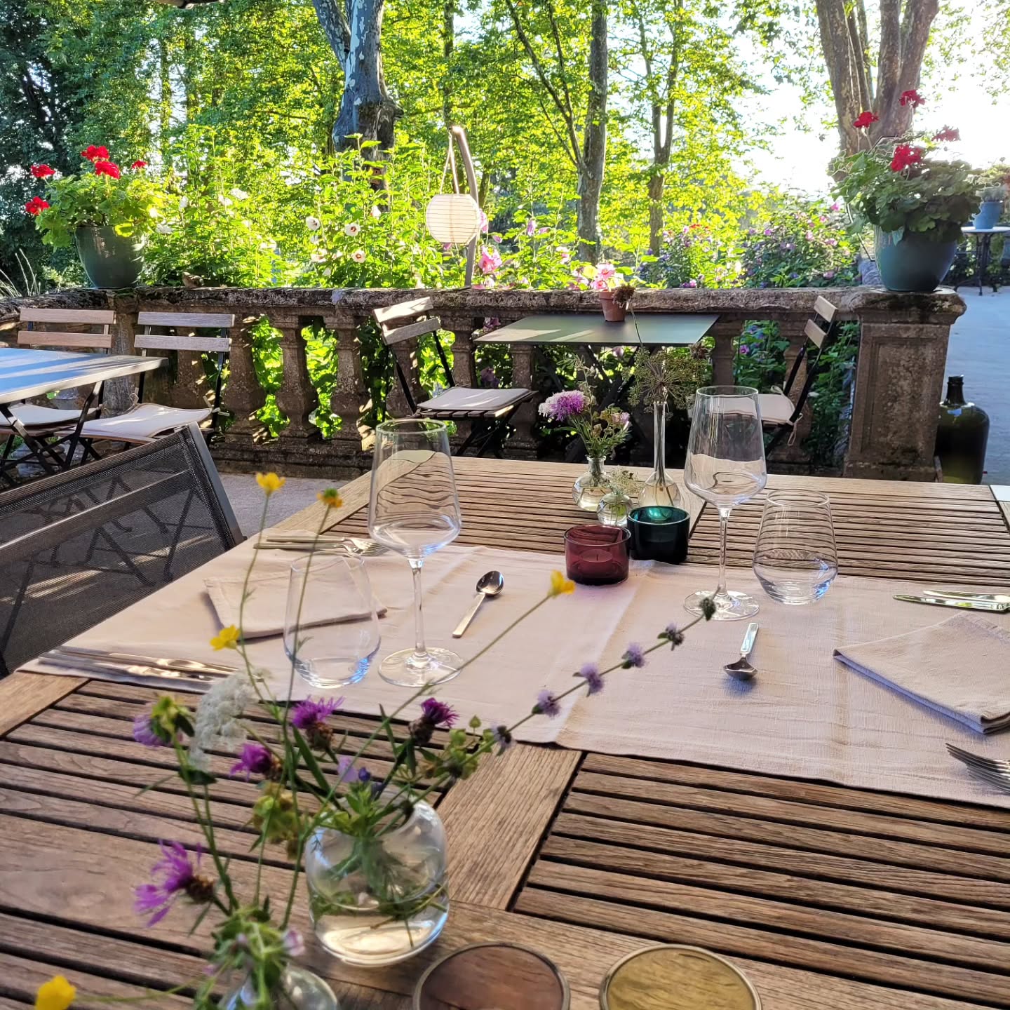 Culinaire verwennerij 🤗
Een vakantie zonder lekker eten en drinken, dat bestaat niet bij Oh, le château! Creatief, verfijnd en overheerlijk, aldus de gasten. Lekkernijen uit de streek en het seizoen krijgen een vleugje wereldkeuken hier, een klassiek accent daar en hebben altijd boordevol smaak. En omdat we ook eten met onze ogen, worden de borden met veel aandacht opgemaakt. Drink een lekkere wijn bij het driegangenmenu en je zit de hele avond op rozen. De auto hoef je immers niet te pakken naar dit ‘restaurant’ aan huis. Bon appétit!🍷
Pour les gourmands🤗
Des vacances sans mets et boissons exquis, ça n'existe pas à Oh, le château! Créatif, sophistiqué et délicieux, selon nos hôtes. Les délices de la région et de la saison reçoivent une touche de cuisine du monde ici, une touche classique là et sont toujours pleines de saveurs. Comme on mange aussi avec les yeux, les assiettes sont soigneusement dressées. Prenez un bon vin avec le repas et vous serez en feu toute la soirée. Après tout, vous n'avez pas besoin de prendre la voiture pour vous rendre dans ce ‘restaurant’ à la maison. Bon appétit!🍷
#tabledhotes #chambresdhotes #culinary #gastronomy #homechef #boutiquehotel #foody #maisondhotes #maisondhotesdecharme #lifestyle #slowlife #slowliving #picoftheday #instamood #guestroom #guesthouse #bedandbreakfast #tarntourisme #france #weekend #zomervakantie #frankrijk #ohlechateau #dinner #restaurant
