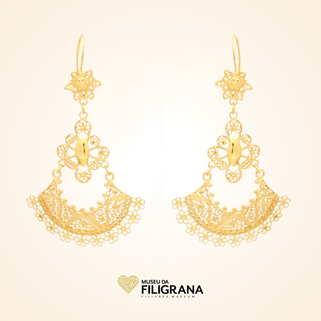 Anselmo 1910 apresenta na loja do Museu da Filigrana os brincos de filigrana em prata dourada.
Presenting at The Filigree Museum store the gold plated sterling silver filigree earrings.
#brincos #paratadourada #filigrana #joalharia #manual #tradicoional #portugal #earrings #goldplatedsilver #filigree #jewelry #handmade #traditional