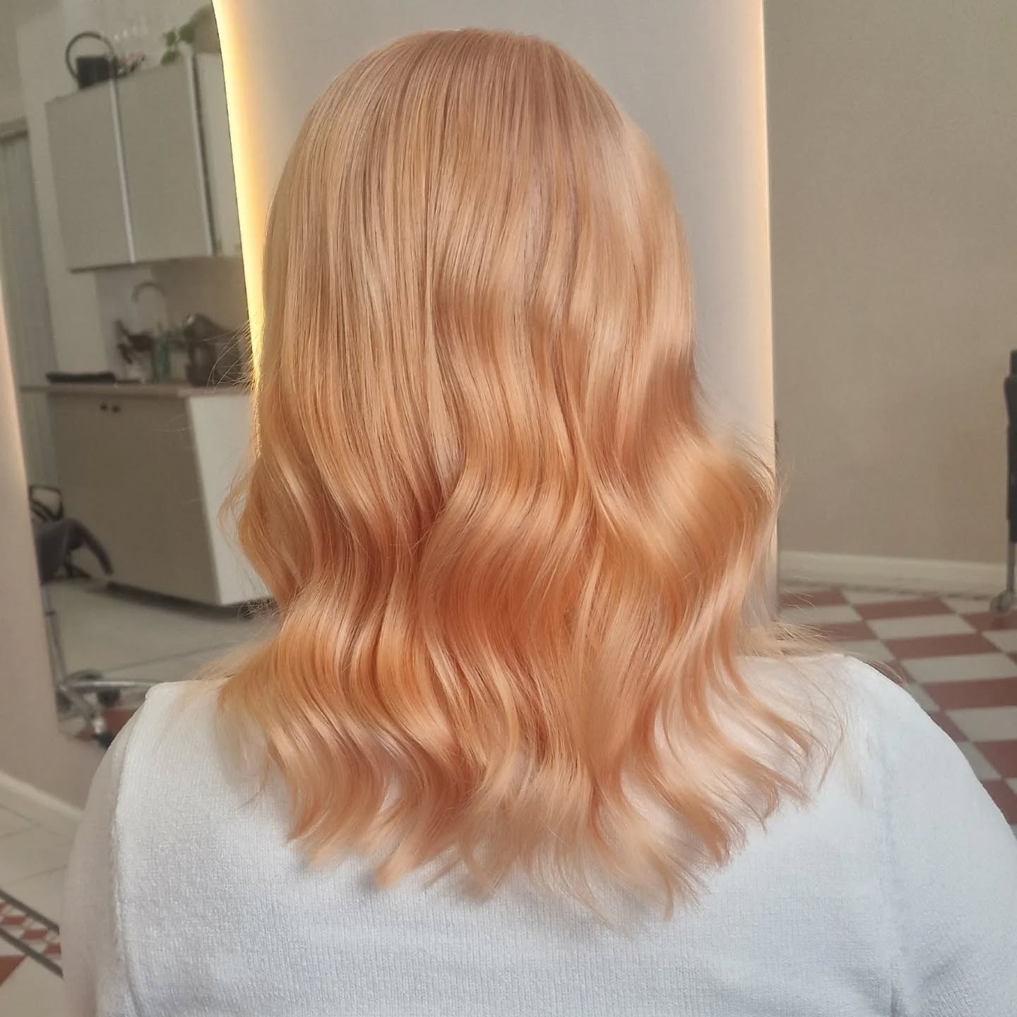 Kasviväristä eroon? Tällä asiakkaalla oli vuosia kasviväreillä värjätyt hiukset. Hiuksiin oli aloitettu toisella kampaajalla vaalennusprojekti jossa oltiin päästy hyvään vauhtiin kasvivärin poistamisen suhteen. Kuitenkin kasviväri on melko tiukassa hiuksissa ,joten projekti ottaa aikaa.
Nyt toiveena oli pehmeää persikkaa ja yleisilmeen tasaisuutta. Lopputuloksesta tulikin todella kauniit persikanvaaleat hiukset🤩
By @helibow
#helibow#bowhelsinki#parturikampaamobow#kasviväri#persikkablondi#peachblonde#vaaleathiukset