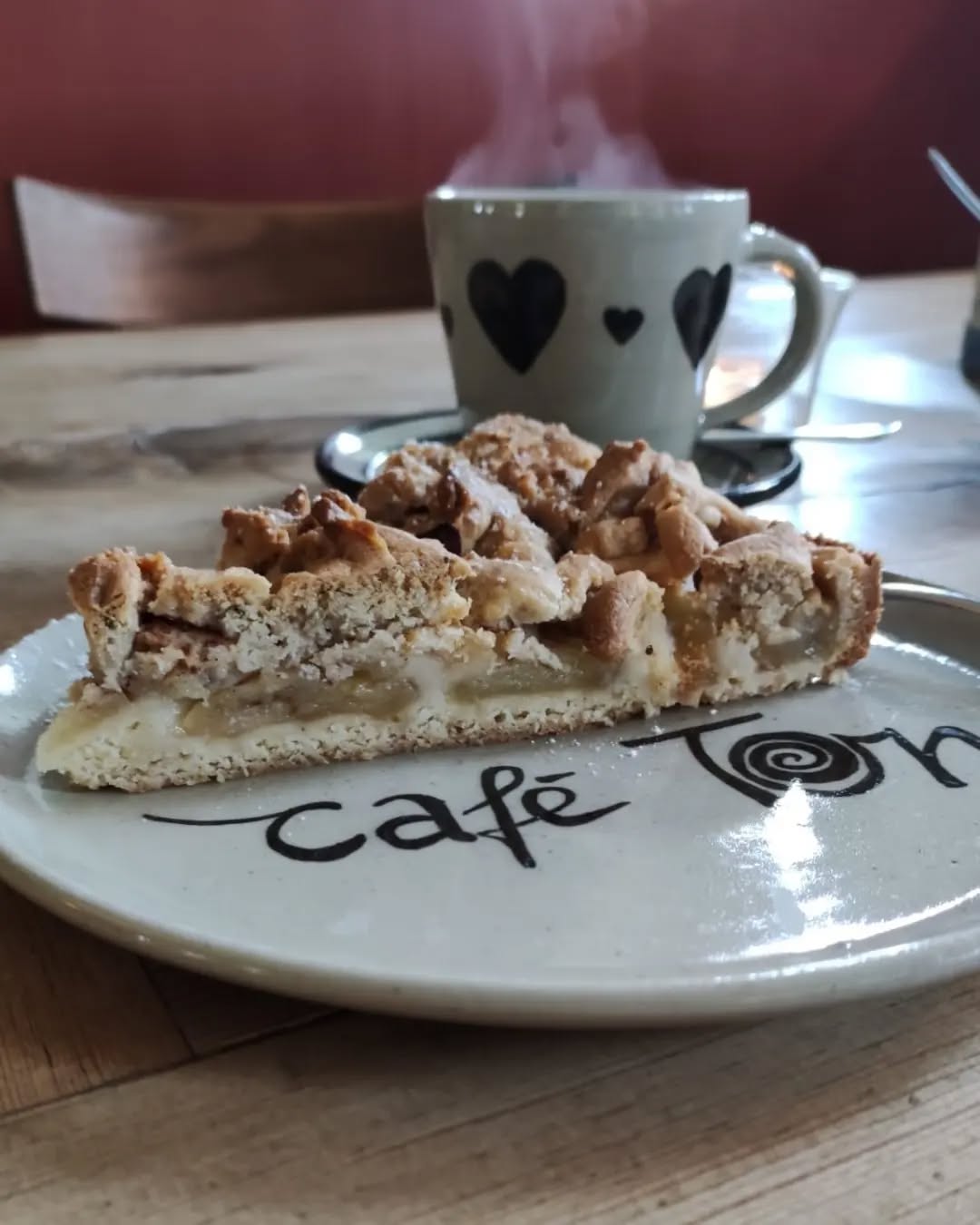 Streuselkuchen-Liebe! 🥧
Und visualisierter Kaffeeduft! Mhh ... ☕
Einen saisonalen Streusel findet ihr immer in unserer Kuchentheke - könnten wir selbst auch gar nicht drauf verzichten 🥰
Liebste Grüße aus dem Café Ton❤️
#caféton #fabrikschleichach #keramikwerkstatt
#kaffeeliebe #kaffee #barista
#kuchenliebe #kuchen