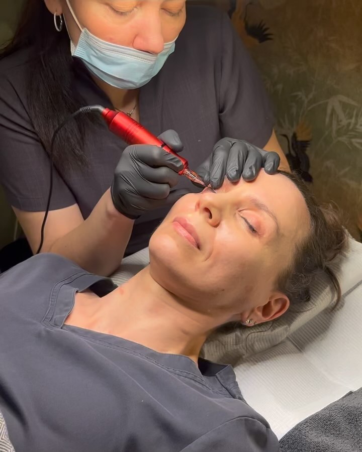 Se det lekre, naturlige resultatet!
PMU Eyeliner 👁️ utført av Roza
Swipe for etterbilde 👉🏻
Fargen tatoveres mellom vipperøttene som gir vippene dine en tettere og fyldigere look! Dropp lineren og våkn opp med et mer markert og våkent blikk 🤩
Pris: 2 800,-
Ønsker du å vite mer om PMU?
Booke deg inn for en gratis, uforpliktende konsultasjon med Roza. Varighet 10min.