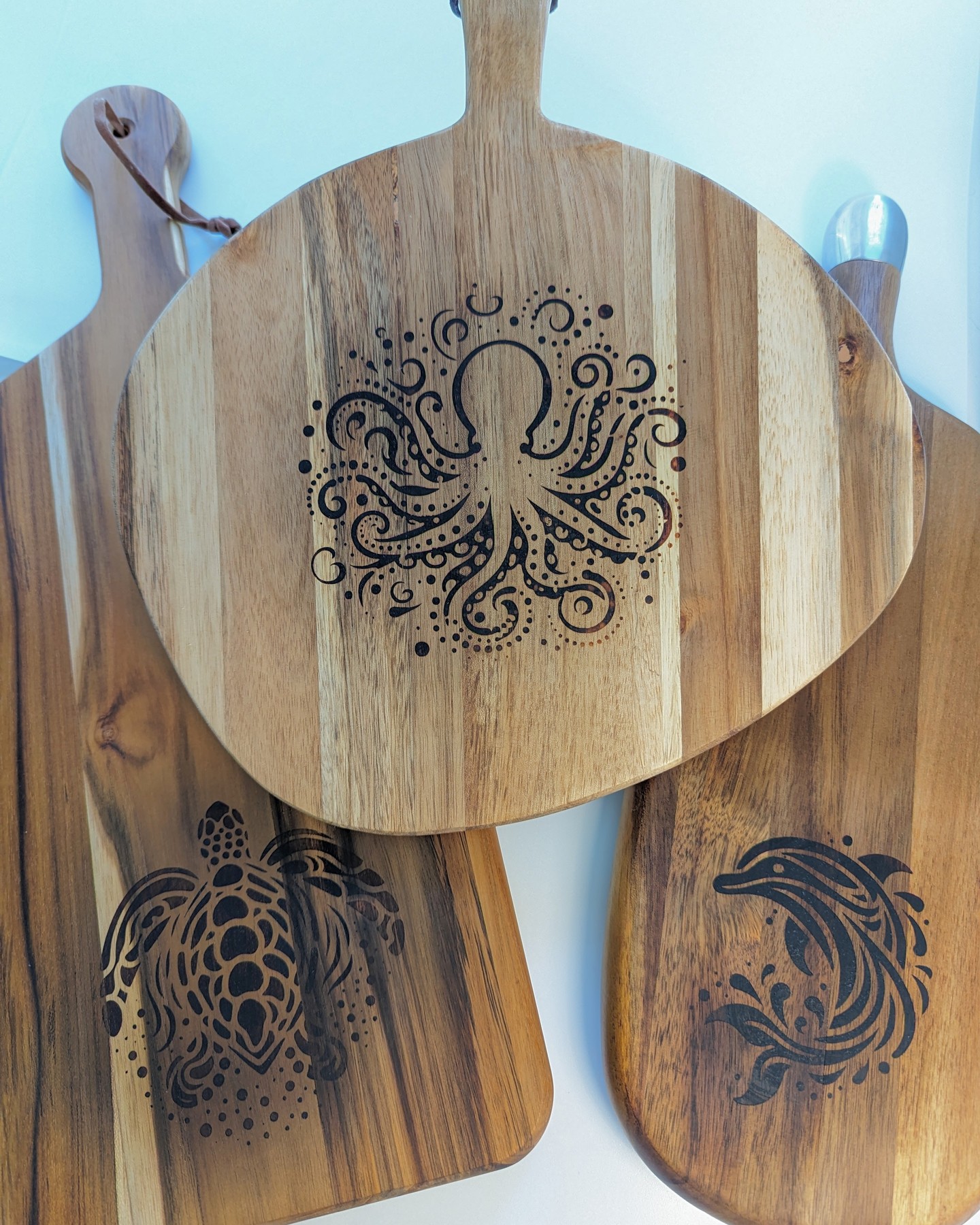 After the web design and graphic design work is done for the day, you'll often find us working on other creative projects!
From a custom design to a stencil, to then go from that stencil to a very cool wood burned cutting board! We love the way these custom seaside-inspired cutting boards turned out!
You'll find these in our shop at our Art Studio Shop at the Catawba River Antique Mall in Belmont, NC very soon!
@catawba_river_antiques
#woodburningart #vectorart #daviesdesignsstudio #daviesdesignsartstudio