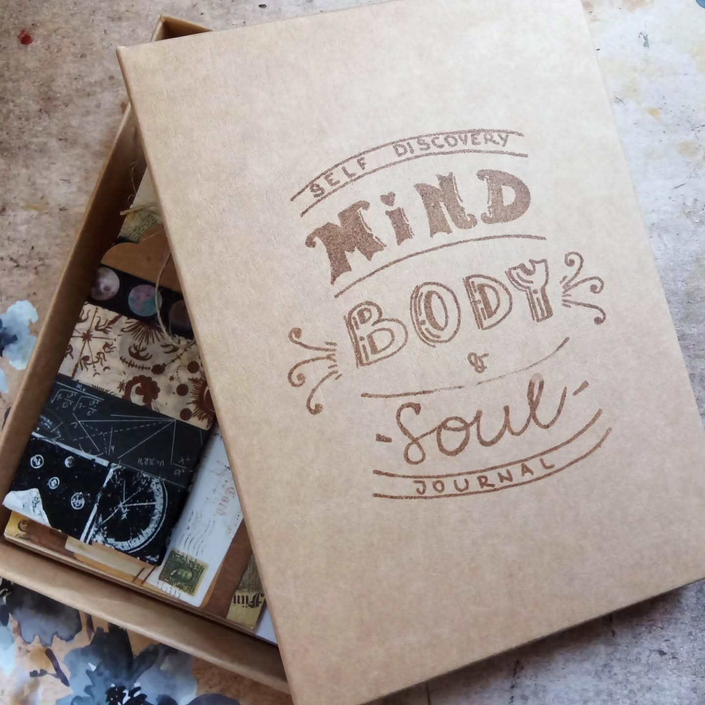 I have finally released a new theme journaling kit - this time it's one with a astrology wibes. Only few available and on discount until the end of the month. Available in shop on the website.