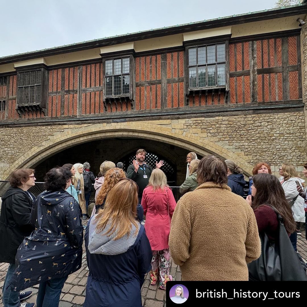 A fantastic morning on Thursday, working with @british_history_tours to show The Anne Boleyn Tour group around the Tower of London, on the anniversary of her arrival 488 years ago.
•
Thank you for having me, Phillipa and thank you for the photos!
•
#tudorhistory #history #tudors #anneboleyn #toweroflondon #henryviii #tourguide #historytours #tourguide #london #whmtours #henrytudor #elizabethi #bluebadgeguide #bluebadgetourguide #tourgroup #specialtytours #tours
