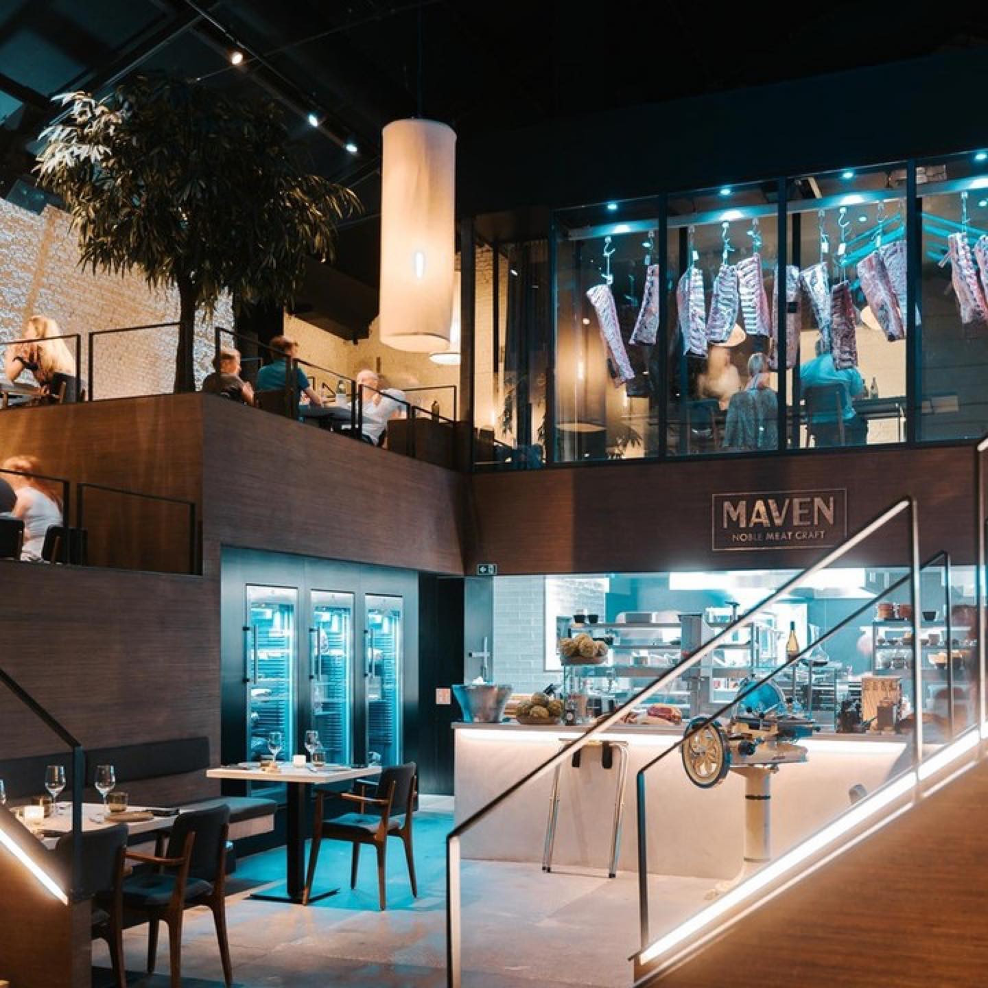 @mavenantwerp, das ehemalige Lagerhaus der Luiknatie in Antwerpen, wurde von Wim van der Borght in ein beeindruckendes Fleischrestaurant verwandelt. Hier gibt es eine einzigartige Atmosphäre mit DJ-Sets, die das Essen zu einem besonderen Erlebnis machen. Mit der Expertise von Top-Metzger @delaetluc, Chefkoch @juleskoninckx und einem leidenschaftlichen Team wird jedes Gericht zum Highlight. Ob Menü oder à la carte, ob gemeinsam geteilt oder alleine genossen – Fleisch ist der Star. Vom intensiven Rindskroketten bis zum perfekten Carpaccio – hier startet man grossartig. Weiter geht’s mit einer Auswahl an erstklassigem Dry-Aged Rind. 🥩✨
#mavenantwerpen #dryager #meatlovers #antwerpen #gourmetfood #dryagerlove #dryagedmeat #steak #steaklover #steakhouse