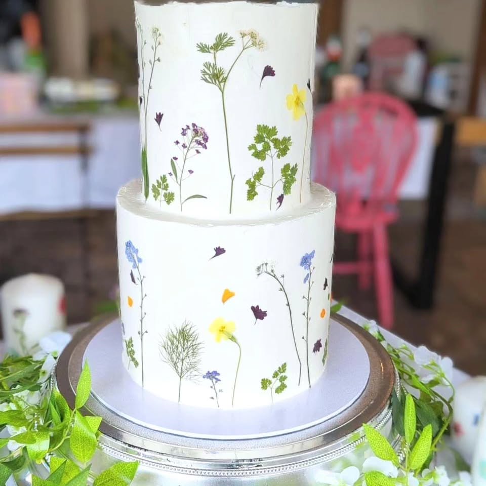 Thank you so much to @funky_cakes_claire for sharing this pic of her beautiful cake. I love its simplicity, just gorgeous 🌱🌼💙
.
.
.
.
#pressededibleflowers
#pressedflowercake
#edibleflowercake
#edibleflowers
#edibleflowersandleaves