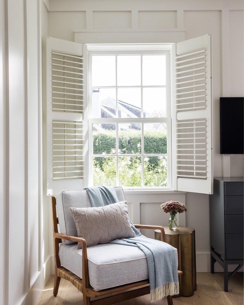 Time to let the sunshine in #interiordesign #residentialdesign #buildingdesign #architectiuraldesign #edgartown #marthasvineyard #vineyardstyle #interiorfurnishings #interiorarchitecture #customdesign Photography by @joyellewest design by @lmtdesign construction services by @kentvanhollebekeconstruction