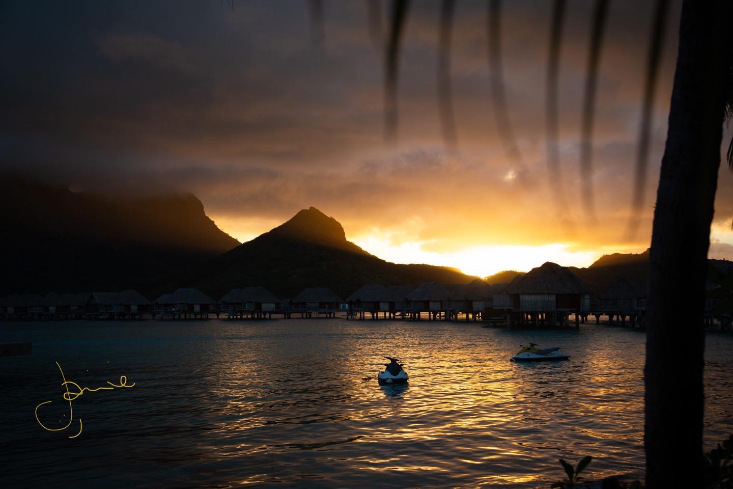 Its Friday! 🤩 Here a dreamy shot to put you all in the mood for a fabulous weekend ahead 🥰 #sunset #luxurylifestyle #superyacht #yachtlifestyle #maldives #holiday