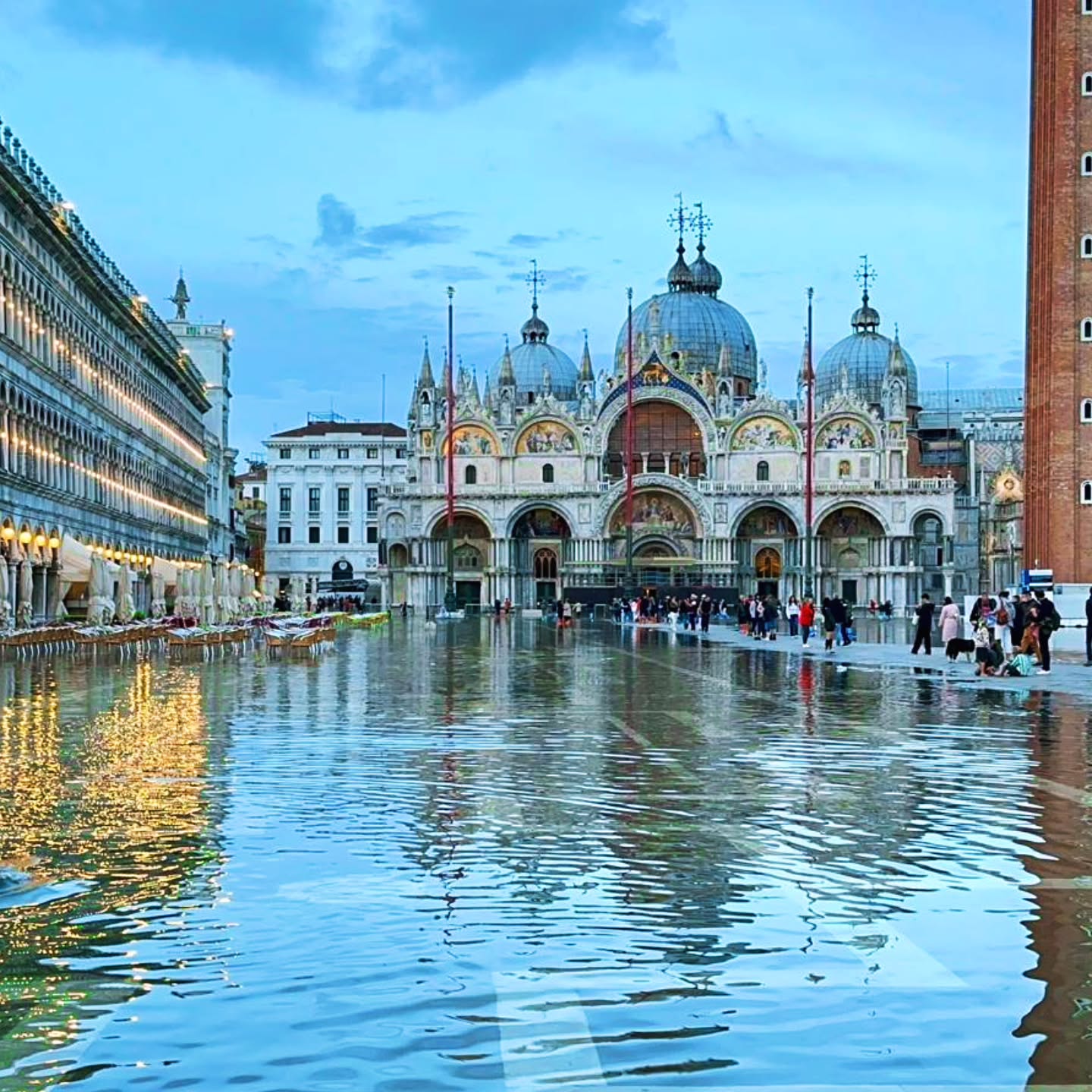 Venice is a watercolour painting. A floating world of the past that can not be recreated...
#venice #italy #aquaalta #sanmarcovenezia #reflections