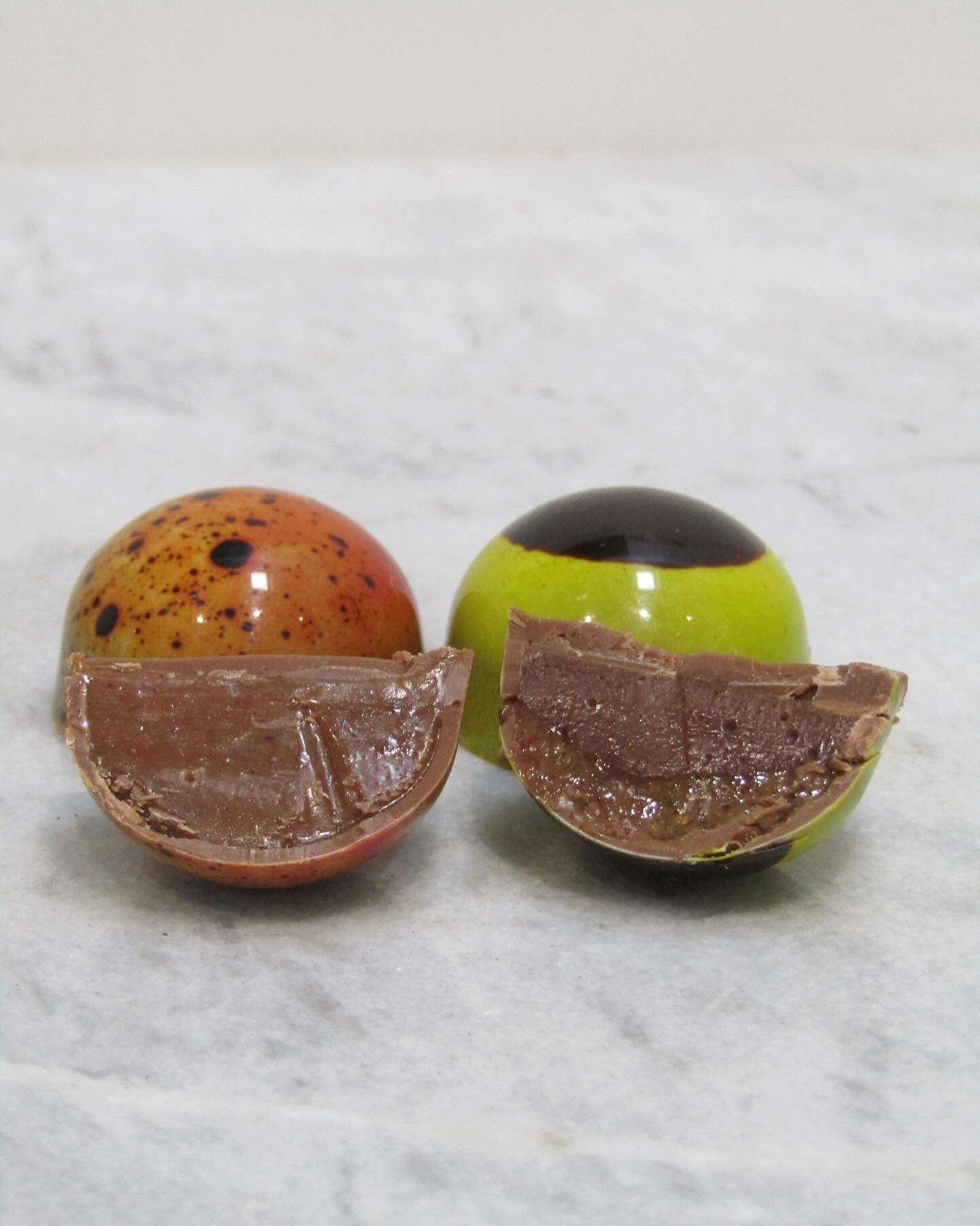 Two of our irrésistibles 🔥
Banana ganache & pecan praline 🍌
Pumpkin Spice caramel 🎃
Not quite your summery flavours but these seem to be in demand all year round 🔄
You can find these 2 bonbons and a selection of 8 other flavours tomorrow
👉🏼 Saturday 4th of May
@dukeofyorksquare with @partridgesfoods
From 10am to 4pm
See you soon 🍫
#choco #chocolovers #artisanmade #chocolatebonbons #artisanchocolate #finefood #finechocolate #handmade #handmadechocolates #beantobar #plantbasedchocolate #craftchocolate #veganoptionchocolate #chelseamarket #finefoodmarket #londonfoodies