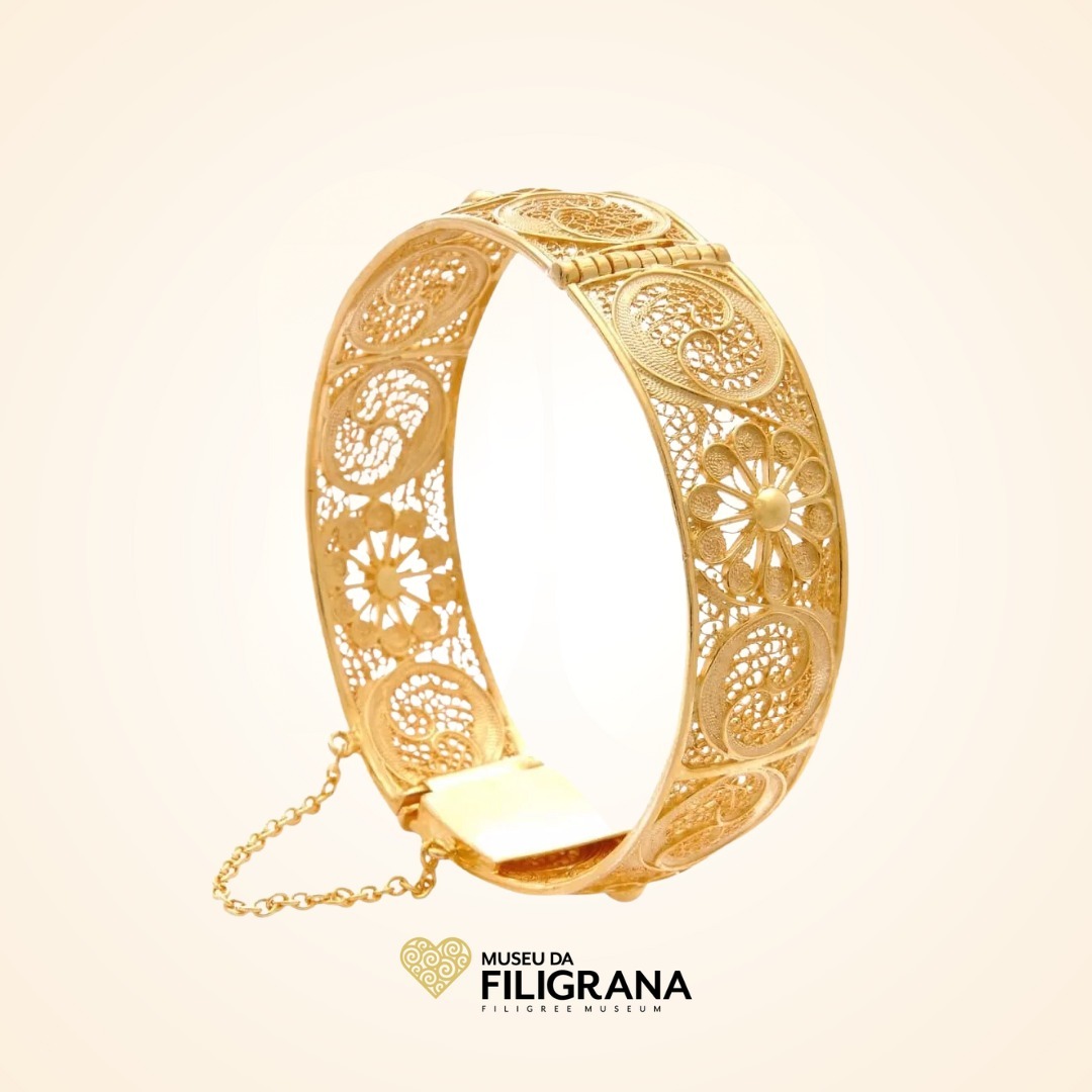 Anselmo 1910 apresenta na loja do Museu da Filigrana a pulseira de filigrana em prata dourada.
Presenting at The Filigree Museum Store the gold plated sterling silver filigree bracelet.
#pulseira #pratadourada #filigrana #tradicional #manual #joalharia #portugal #bracelet #goldplatedsilver #filigree #traditional #handmade #jewelry