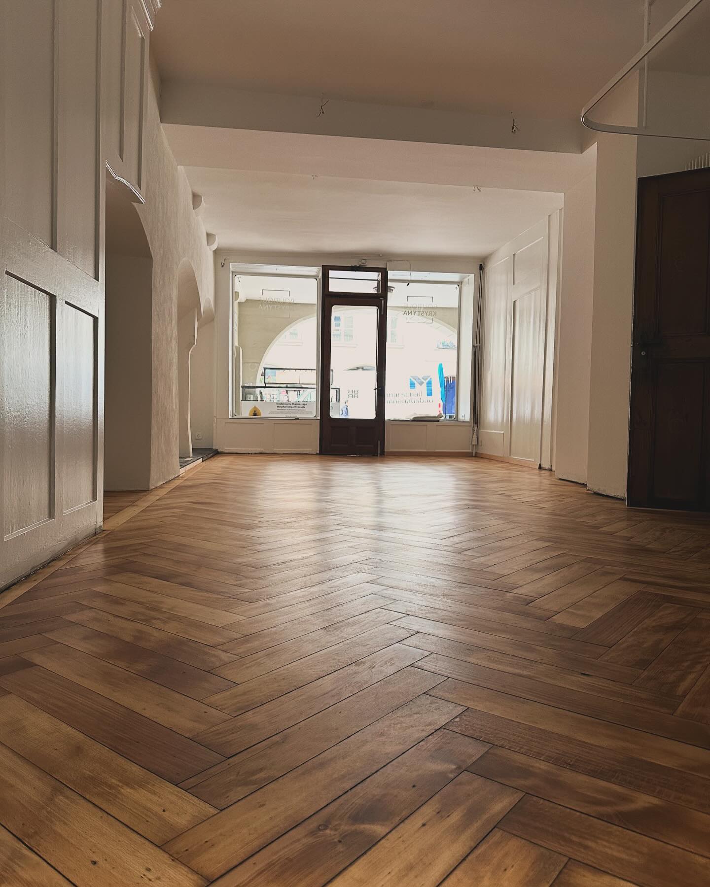 Aufgefrischte alte Parkettböden. Wenn auch du einen alten Boden wieder in neuem Glanz erstrahlen lassen möchtest, dann melde dich bei uns. #parkett #ausaltwirdneu #buche #tanne #schleifen #ölen #versiegeln #boden #marschallinnenausbauag