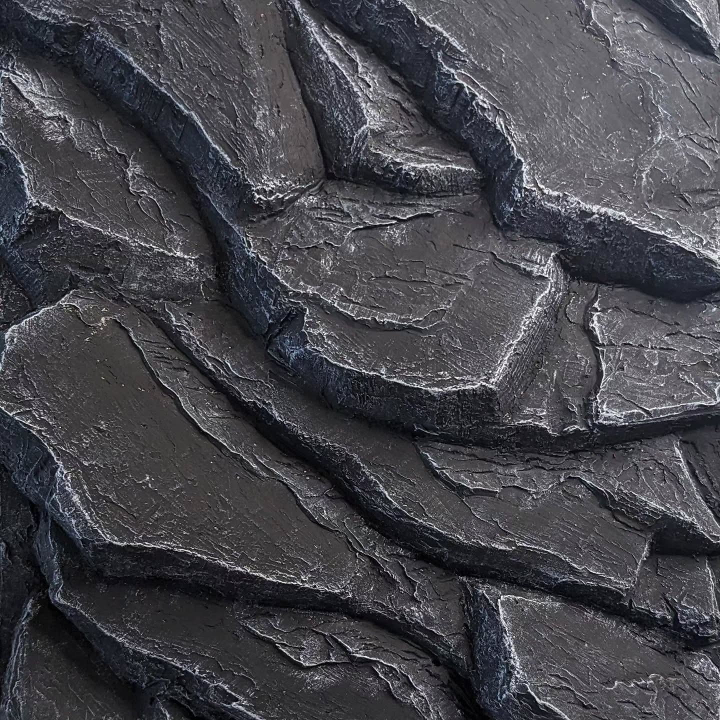 Natural black and white softened mountain rock formation process
#rockwall #stonewall #decowalls #interiordecor #sculpture #walldecor #moderndesign #moderninterior