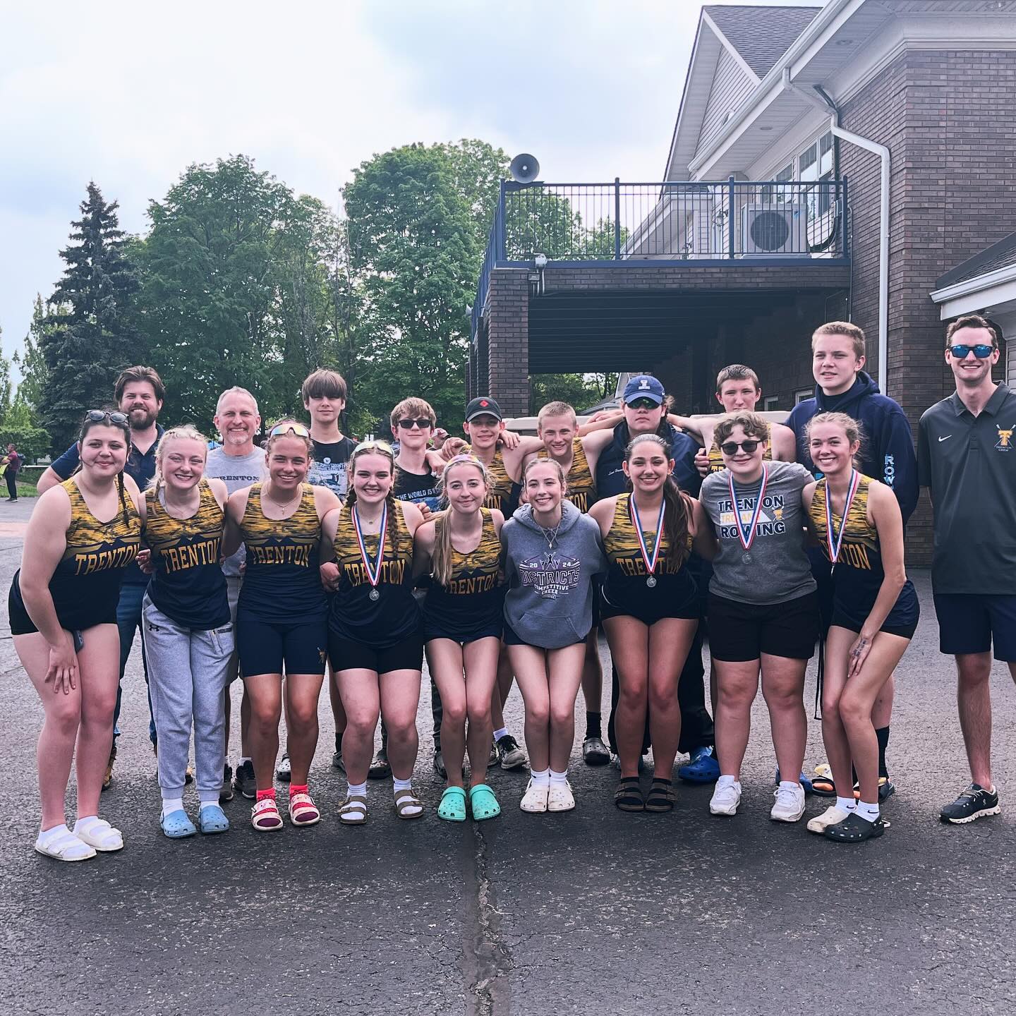 WyHi Regatta today! ๐ฃ๐ฝ๐ฃ๐ผโโ๏ธ
Womenโs junior varsity 4+ placed 2nd
Menโs varsity 1x placed 3rd
Great job to everyone that raced today and thank you to the parents for helping out!