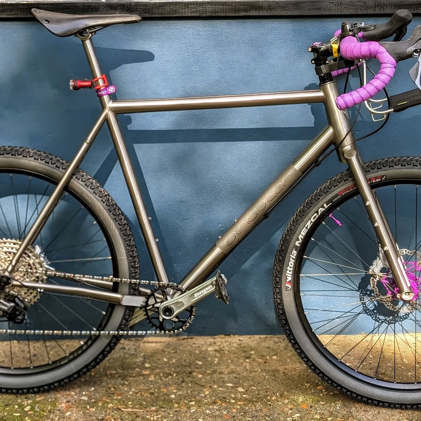 John's Singular Ti Kite build! Absolutely stunning! 🤤 Nothing more to say....#singularcycles #hopetech #hopetechnology