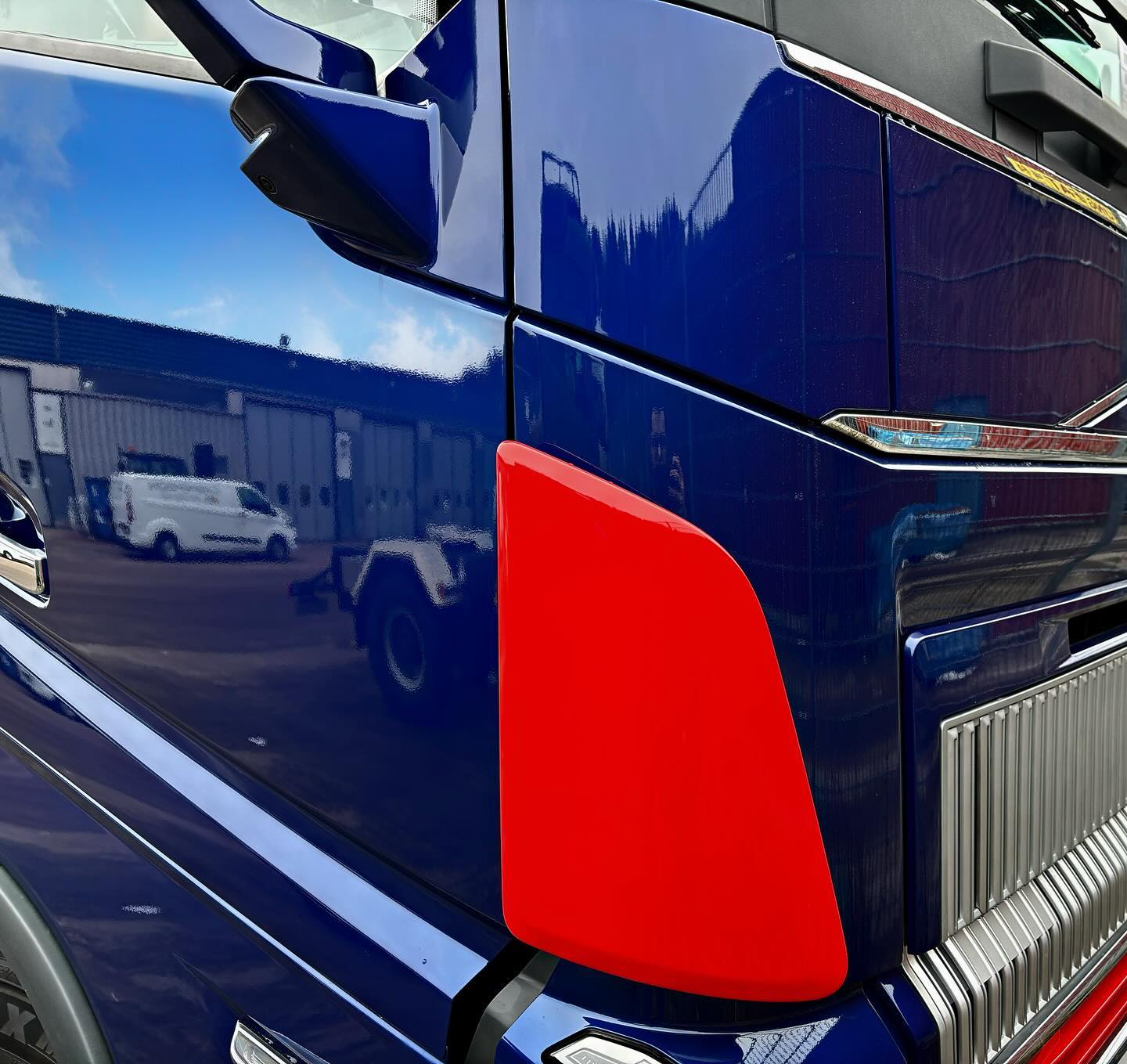 Äntligen våren är här!
Kolla in vår nylackade skönhet – en lastbil i underbara blå och röda toner. Den glänser i vårsolen och sprider glädje på vägarna 🌼💙❤️
Ha en underbar fredag!
#lastbillack #lastbillackering #billackering #hovgårdensytskydd #lackalastbil #göteborg #hisingen