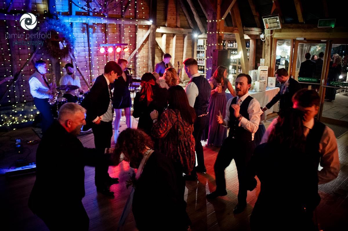 🪩 🕺 💃
•
•
•
📸 - @jamie_penfold_photography
#UK #FunctionBand #Wedding #Party #Kent #Brighton #Band