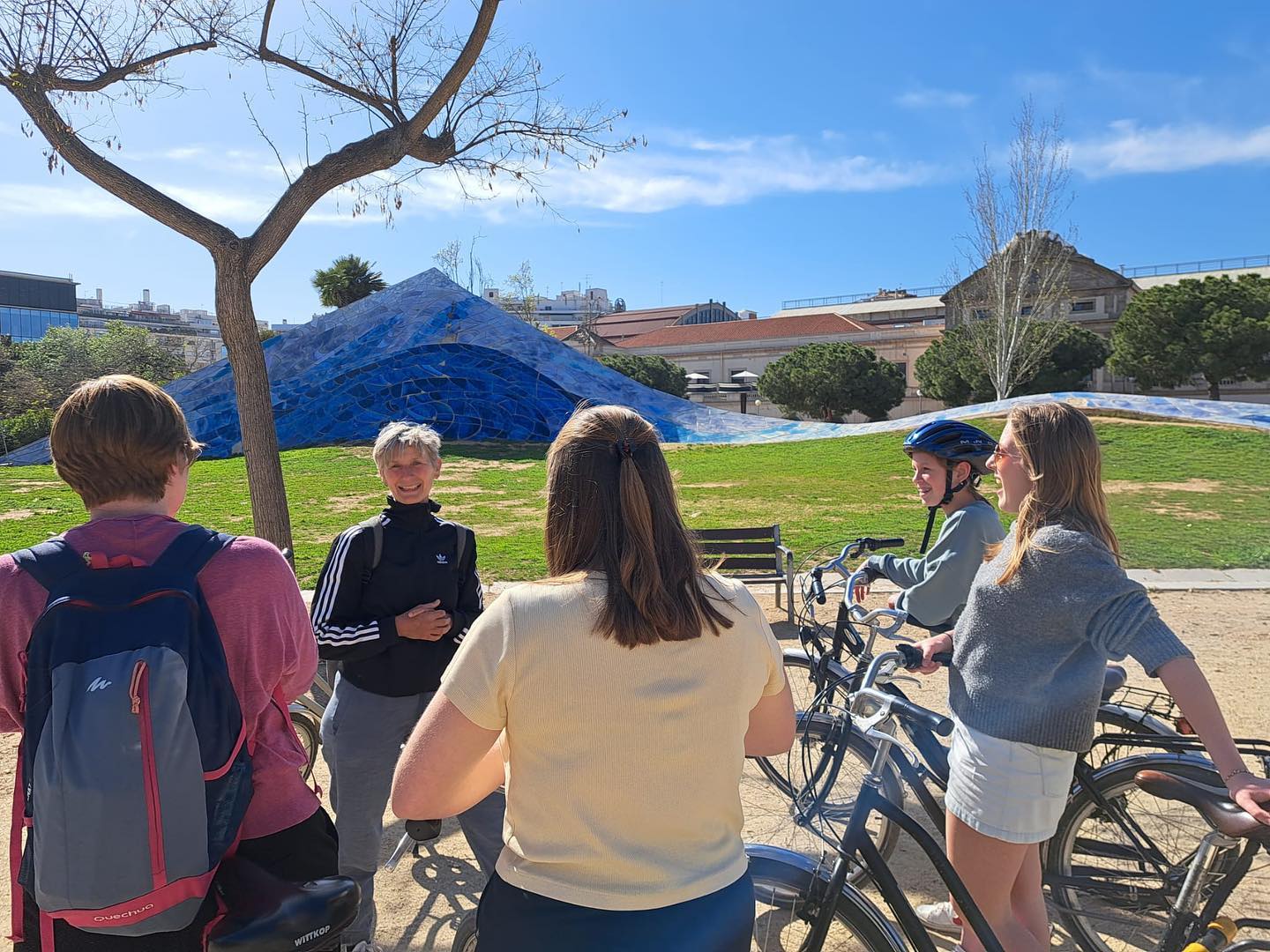 Onze ervaren gids Annemarike in actie met een gezellig Nederlands gezin.
Cruisend 🚲☀️door de kleine straatjes van de volkswijk Barceloneta en een onbekend parkje met mooie kunst. Geen betere manier om Barcelona te ontdekken….
