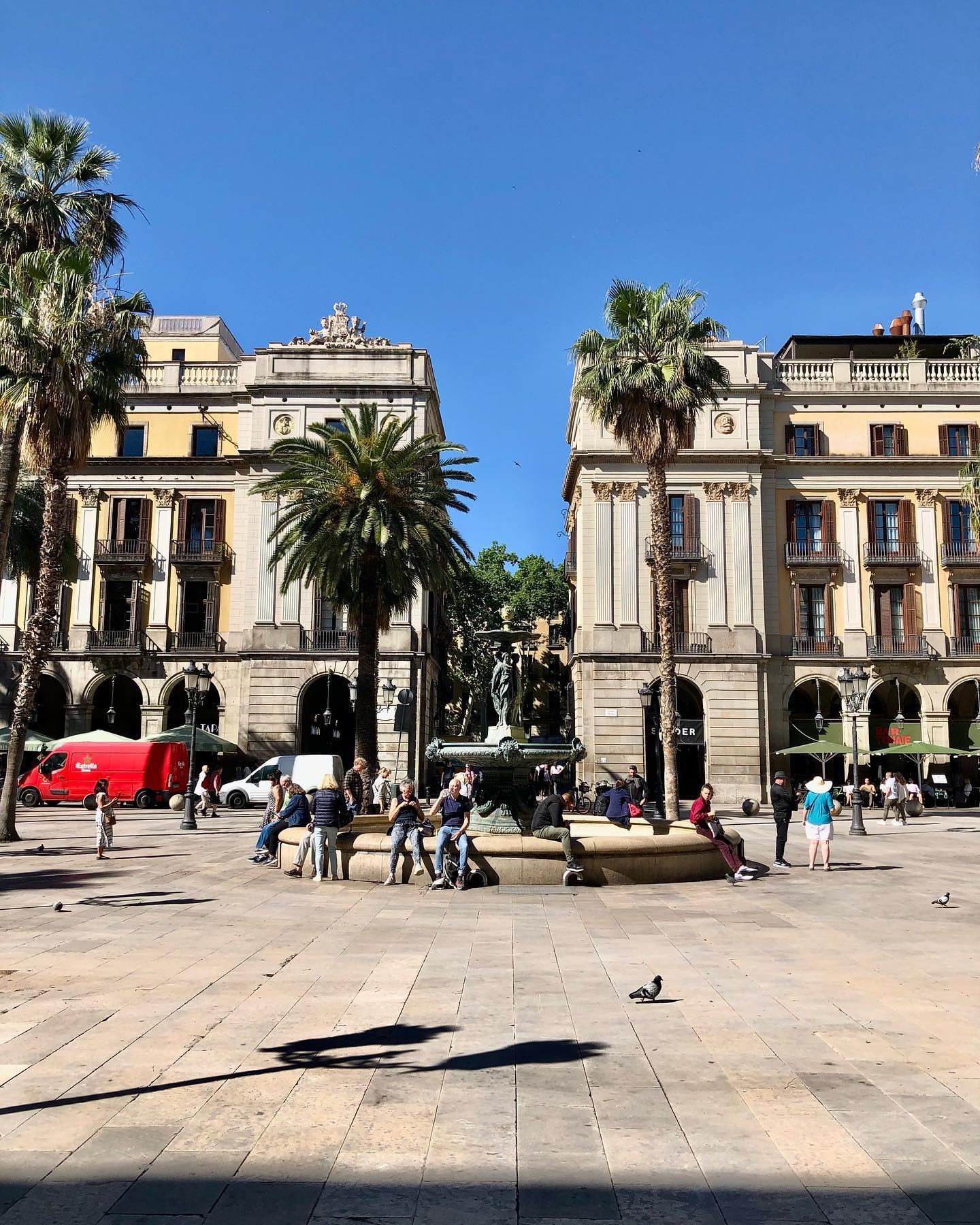 Het altijd sfeervolle Plaza Reial ☀️