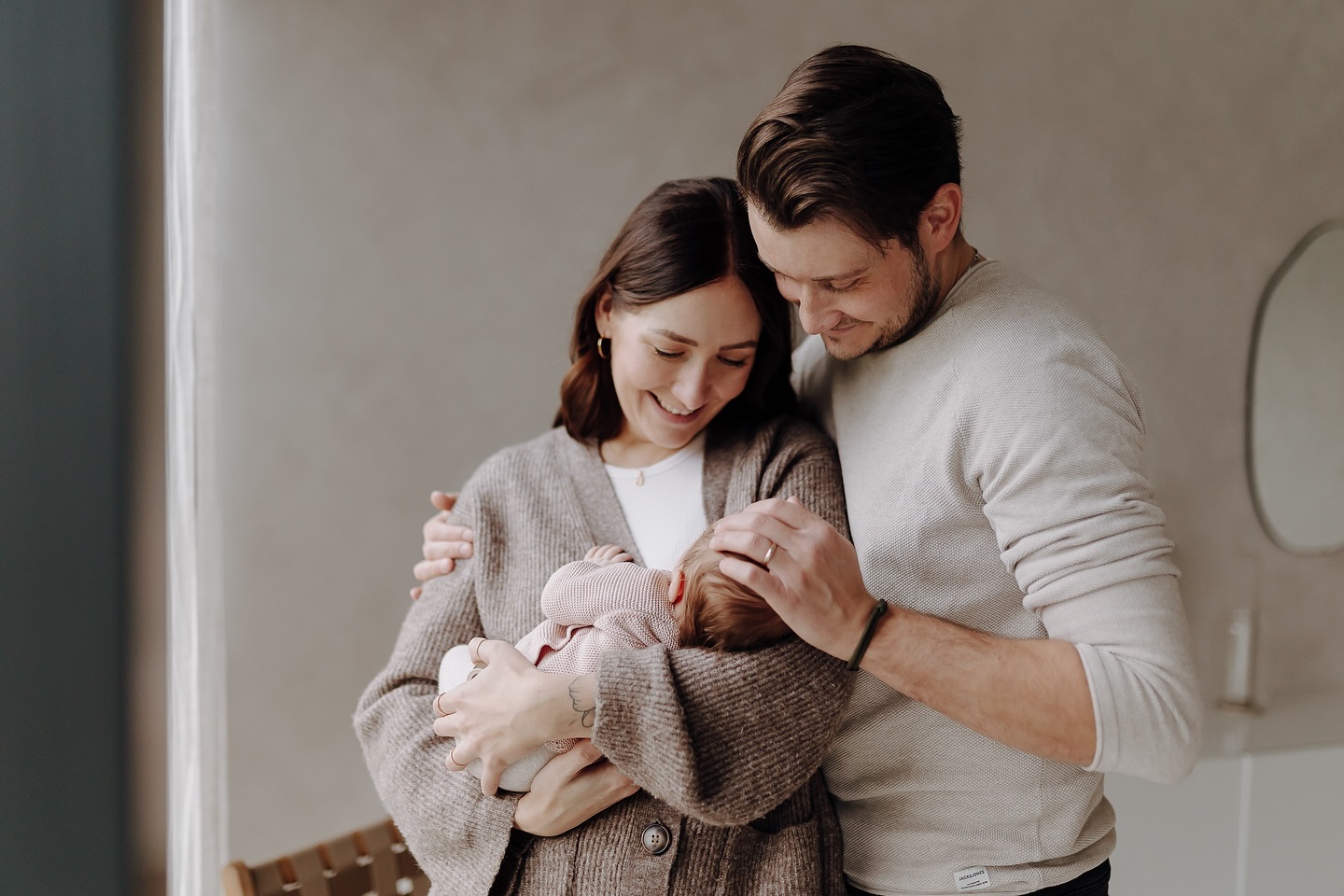 This is a place where I feel at home.
In den letzten Jahren durfte ich viele Paare, Brautpaare und nach und nach auch neu gegründete Familien mit ihrem Nachwuchs begleiten. Es ist so schön die Entwicklung der Paare mit anzusehen.
Besonders die Homestories mit den Neugeborenen sind immer ganz magisch. Die Paare sind mit ihrer neuen Aufgabe Mama und Papa zu sein in eine ganz neue Rolle geschlüpft und ich darf all die Neuanfänge mit ihnen für einen kleinen Moment erleben und festhalten. Danke für euer Vertrauen und den Einblick in eure Leben in eurem Zuhause.
Und wenn ich eins über die Jahre gelernt habe, dann das Zuhause ein Gefühl ist.