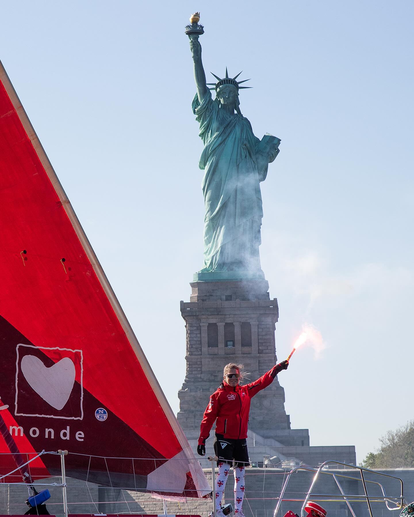 Welcome to New York Sam 🗽
« J’ai fait une belle course et j’en suis fière ! Maintenant je rêve d’une bière, d’une douche et d’un lit, je ne sais pas dans quel ordre… » 🍻💤
📸 Alexis Courcoux & Vincent Olivaud & Arnaud Pilpré
#TheTransatCIC #TransatAnglaise #Sailing #Sail #Ocean #Boat #Voile #IMOCA #Class40 #Lorient #NewYork