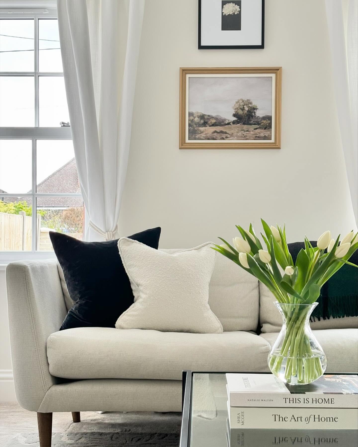 Hi everyone, I hope you’re all enjoying your long weekend 😀
#lounge #livingroom #livingroomdecor #livingroomdesign #living #kent #kenthomes #interiordesign #kentinteriordesigner #interior #home #homedecor #homestyle #homedesign #sofa #interiordecor #interiorstyling #bankholiday #troveprints #sofadotcom #photoframesandart