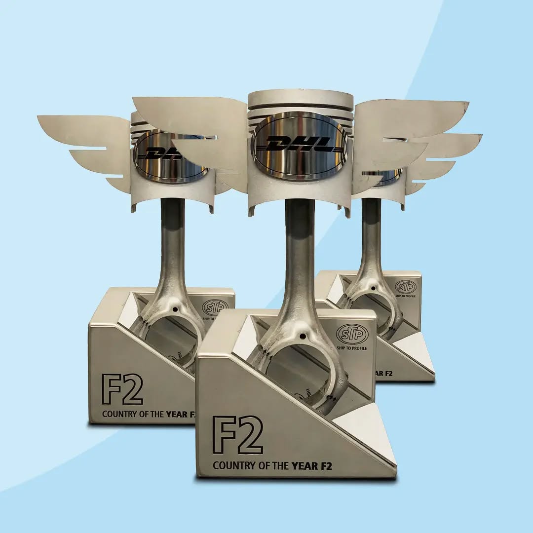 Ontwerp en uitvoering DHL trofee.
#portfolio #studio_vo #graphic #design #grafisch
#designer #grafischontwerper #signing #belettering #presentatie #visuals #vormgevers