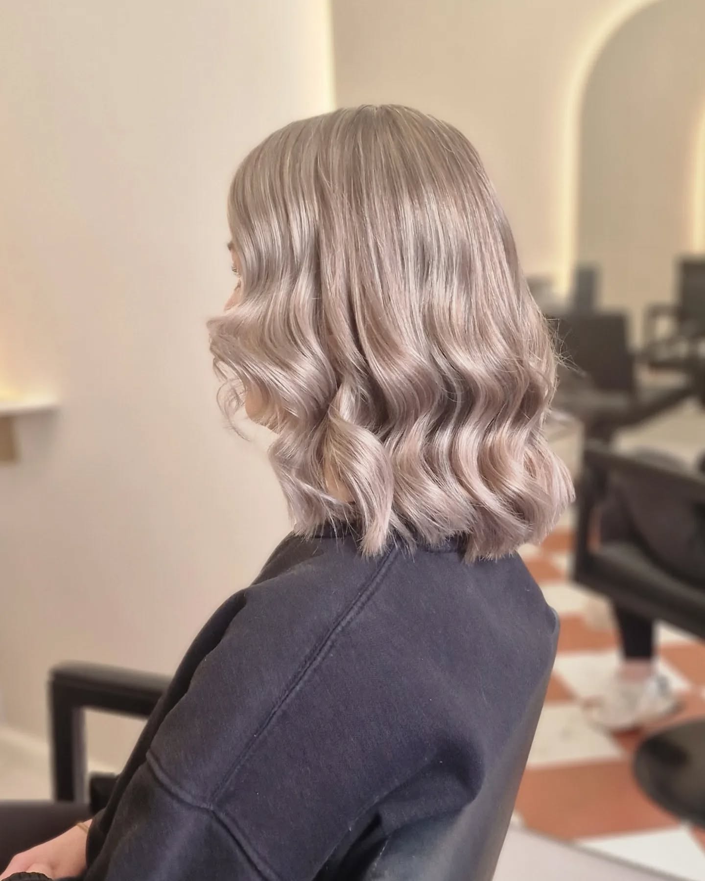 Asiakkaan luonnolliseen tummaan väriin kaivattiin vivahteikkuutta ja vaaleutta, sekä latvan vanhat vaaleat raidat kaipasi kipeästi uutta sävyä. Ihana muutos 💚
By @helibow
#helibow#bowhelsinki#parturikampaamobow#vaaleathiukset#raidoitetuthiukset#longbob#highlights#blondehair#hairdressersoffinland#goldwellfinland#oribeobsessed#oribehairfinland
@goldwellnordic
@hairdressersoffinland
@oribe